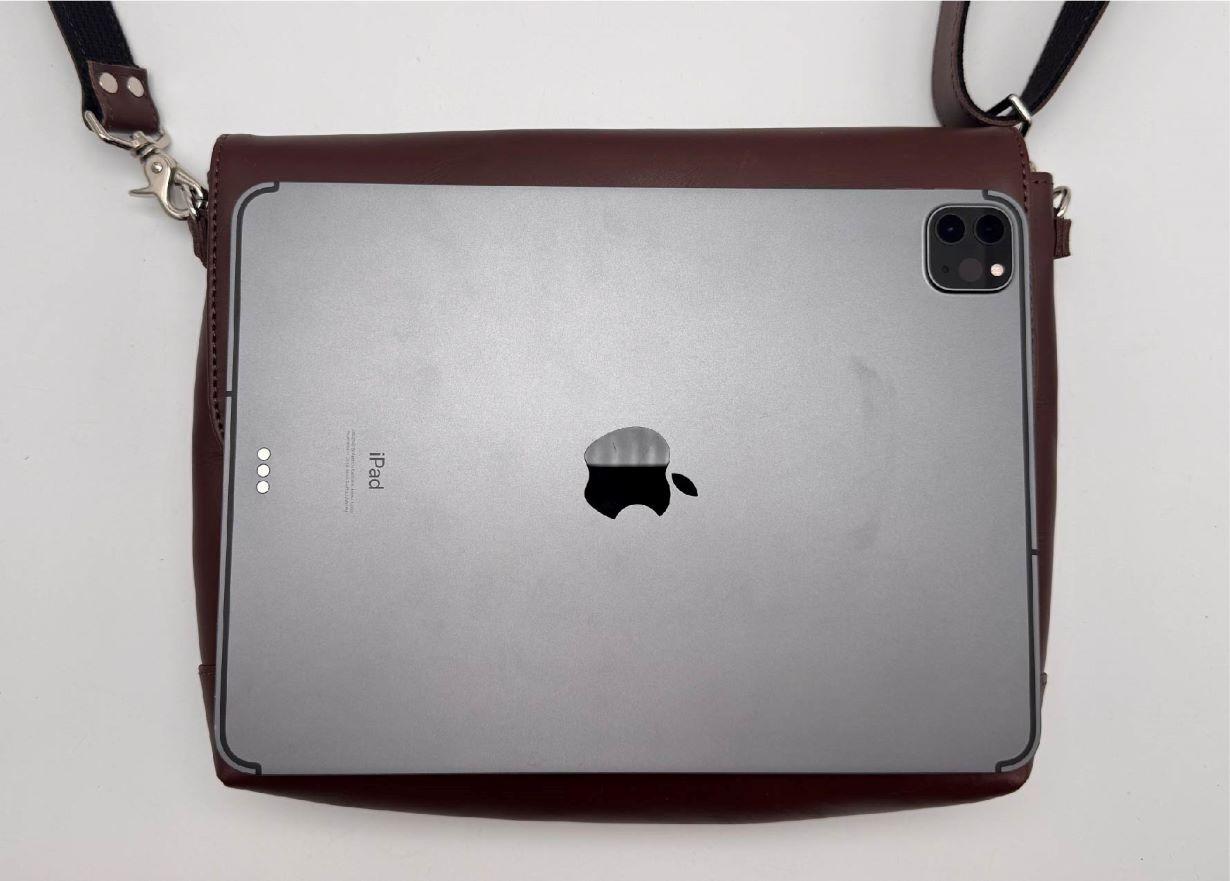 11インチiPadがぴったり収まる撥水レザーのショルダーバッグ。色も裏地