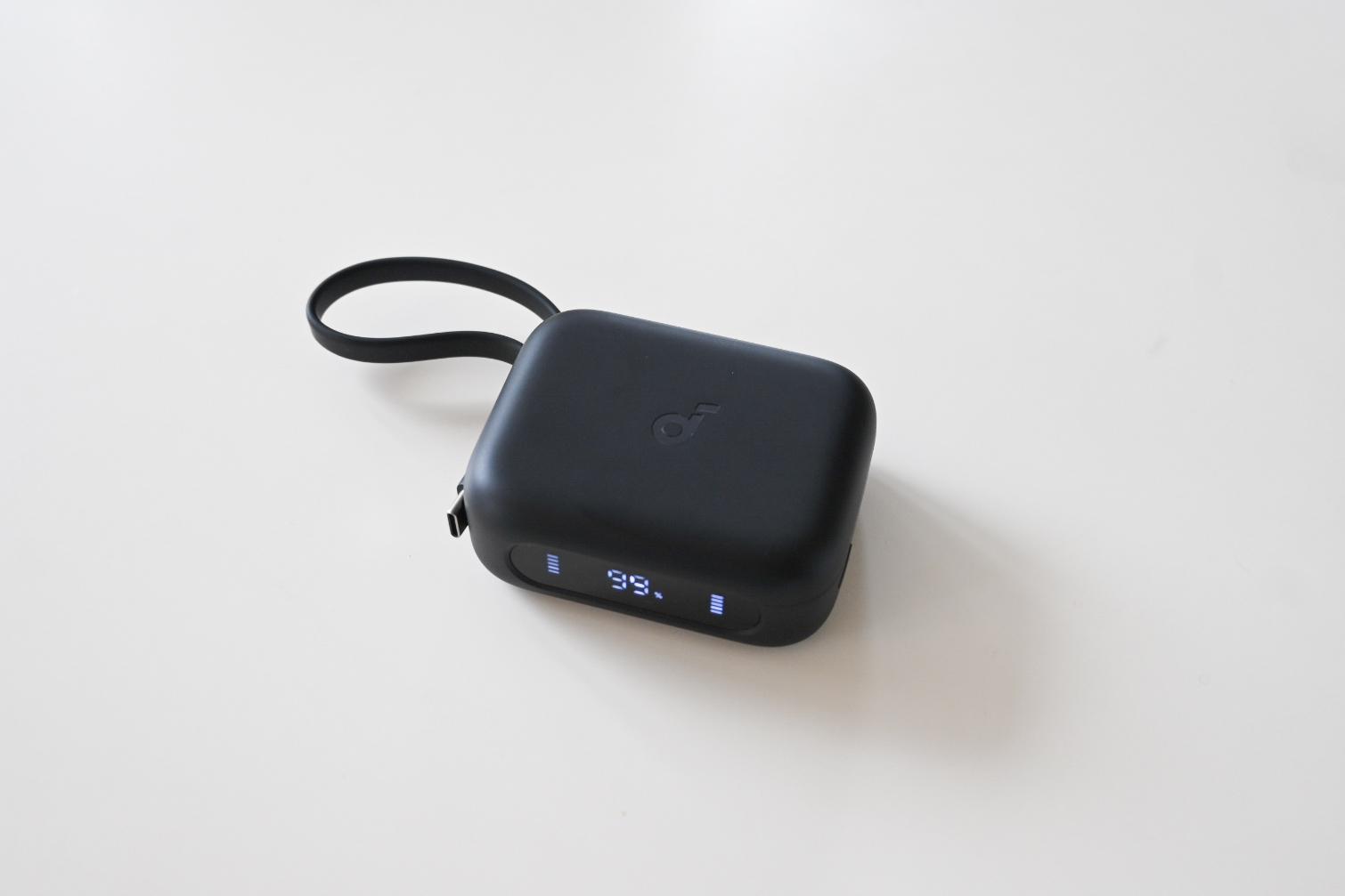 荷物はもうこれだけ。モバ充・ケーブル付きで「三位一体」となった