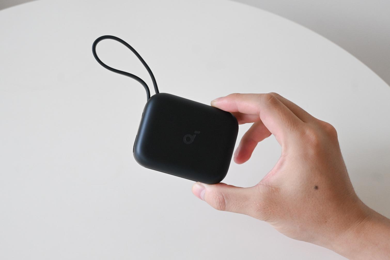 荷物はもうこれだけ。モバ充・ケーブル付きで「三位一体」となった