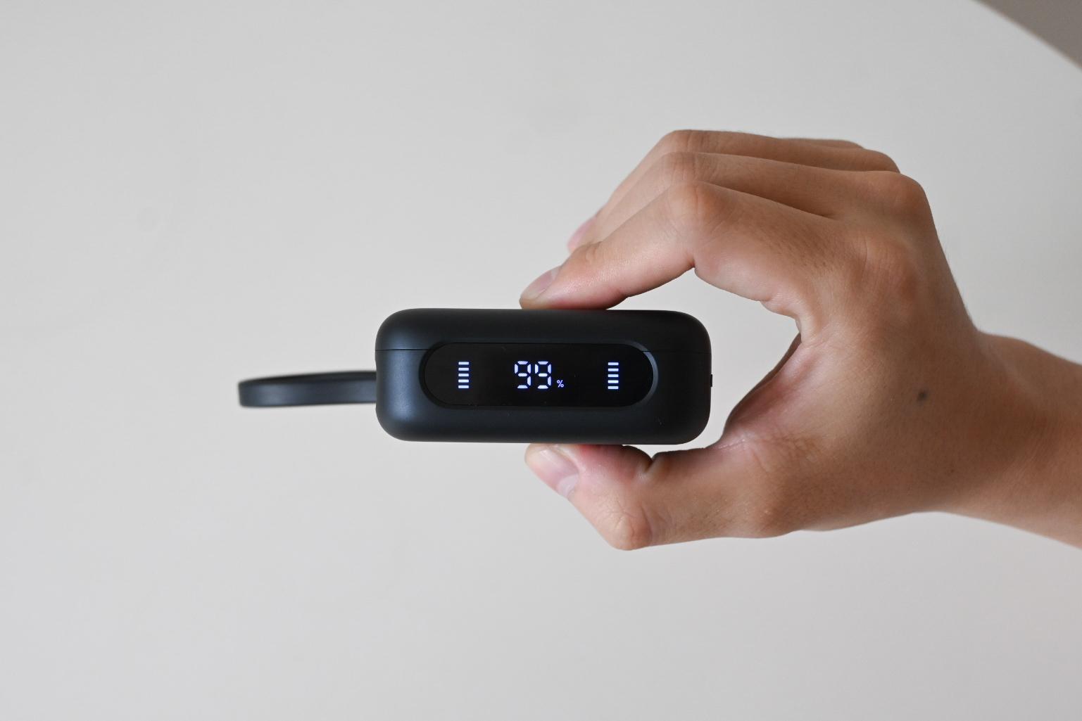 荷物はもうこれだけ。モバ充・ケーブル付きで「三位一体」となった