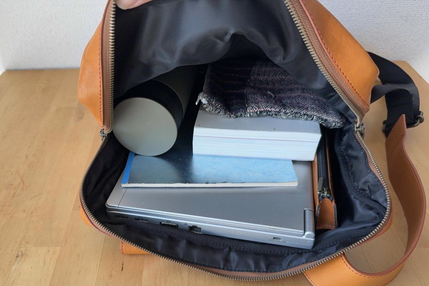 重い」は思い込みだった。本革なのに570gのスリムリュックで、肩への