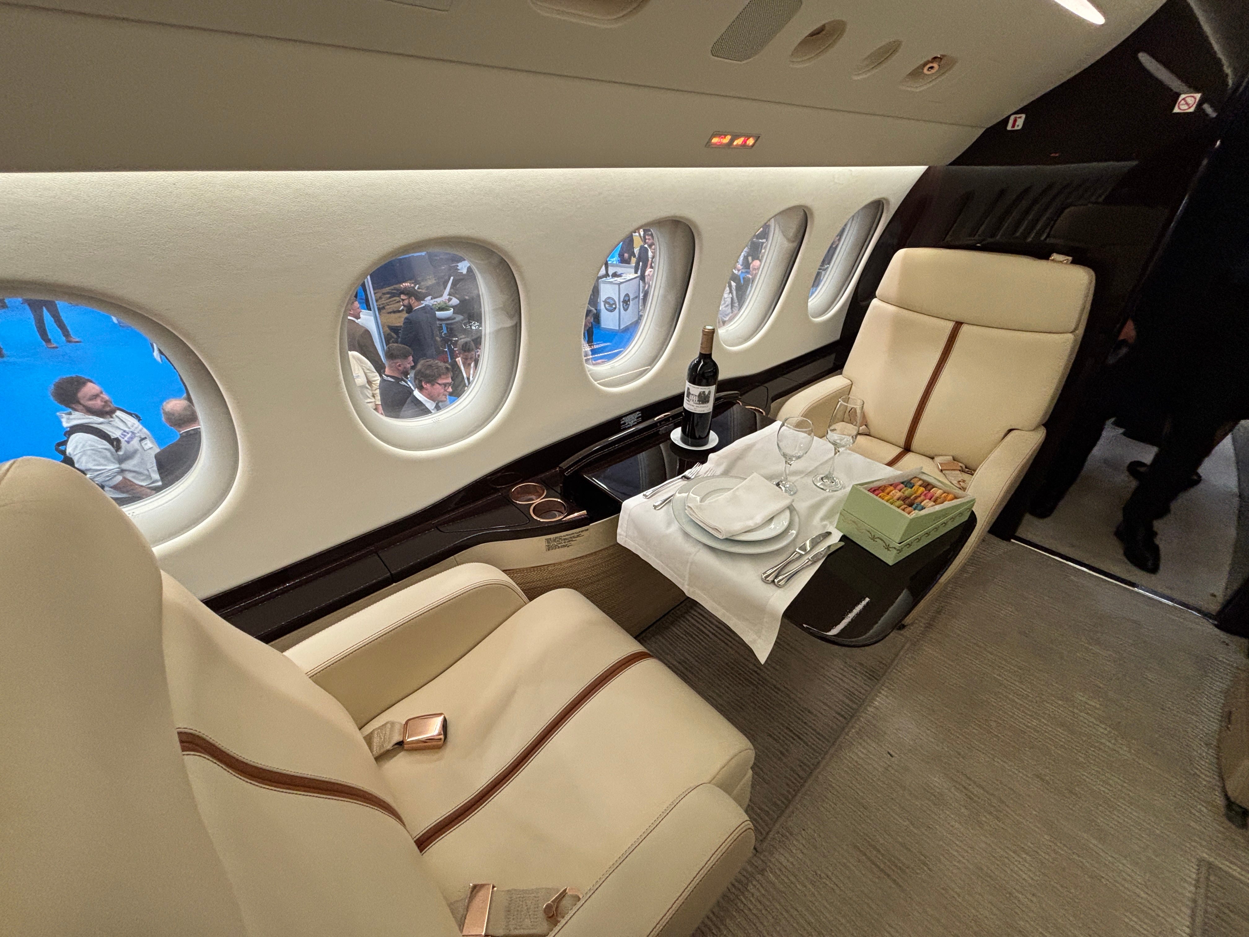 ファルコン 6000万ドルのプライベートジェット、ダッソーの「ファルコン8X」を見て