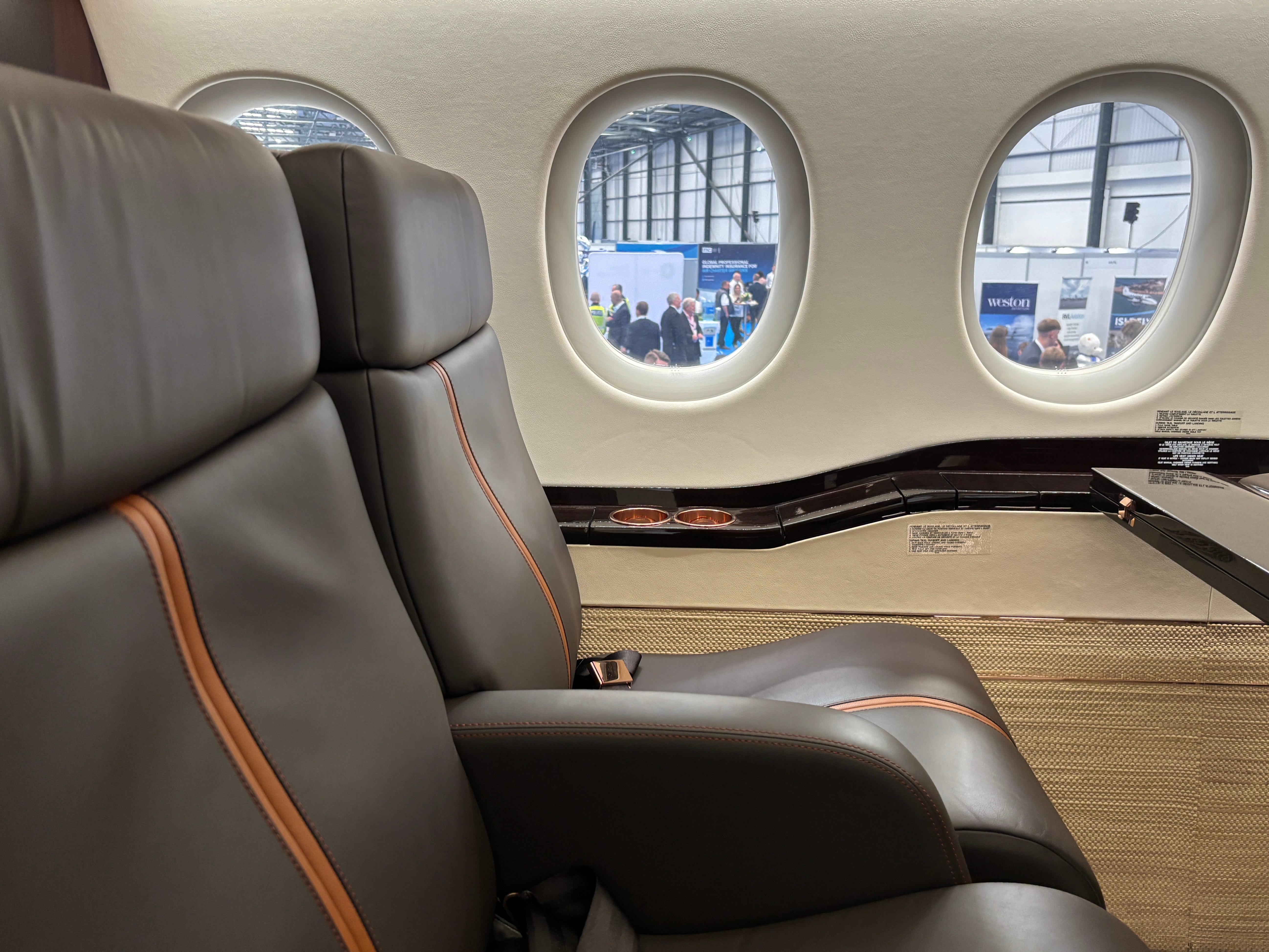 6000万ドルのプライベートジェット、ダッソーの「ファルコン8X」を見て