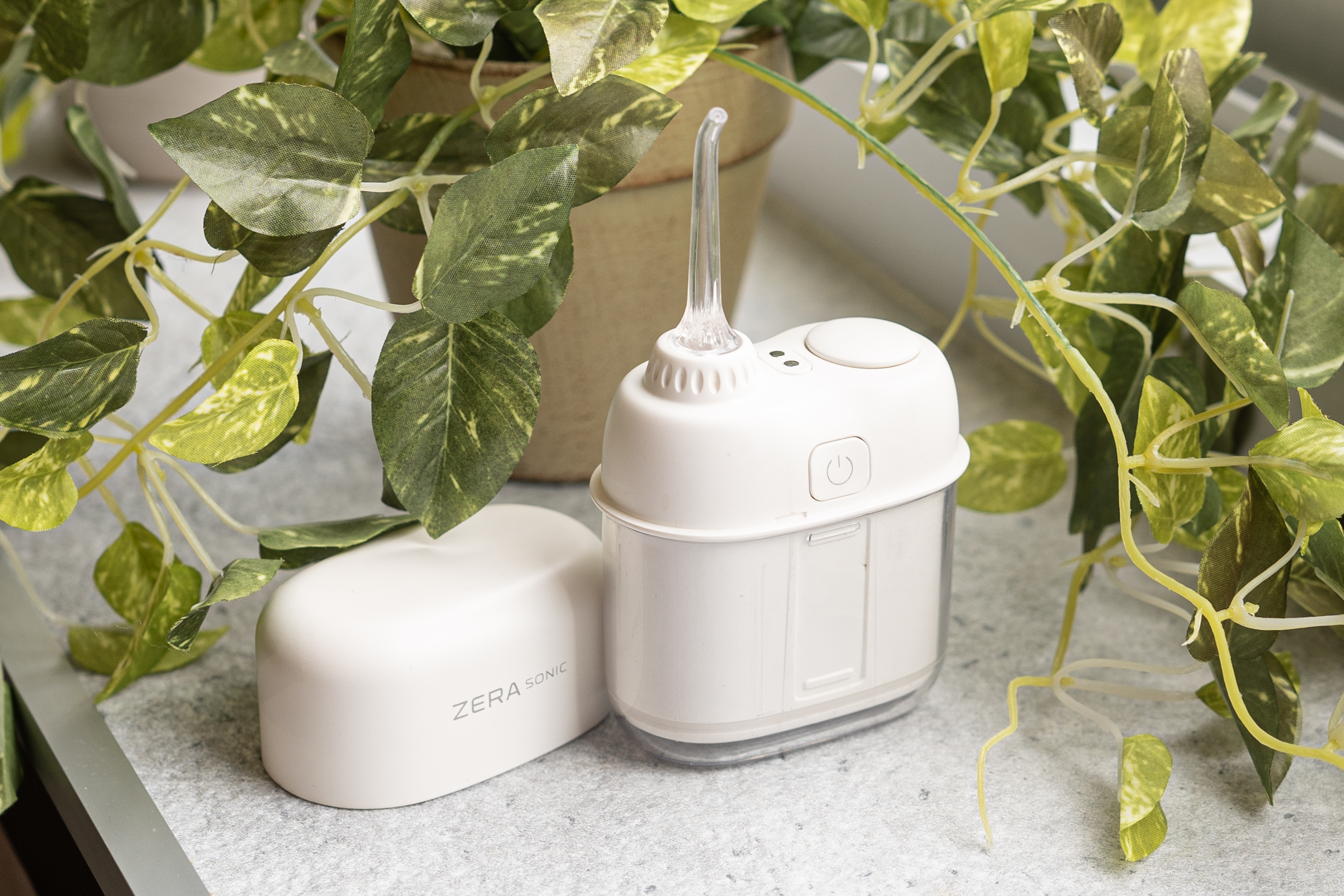 ウォーターフロッサー ランチ後にサッと本格口腔ケア。ポケットサイズのウォーター