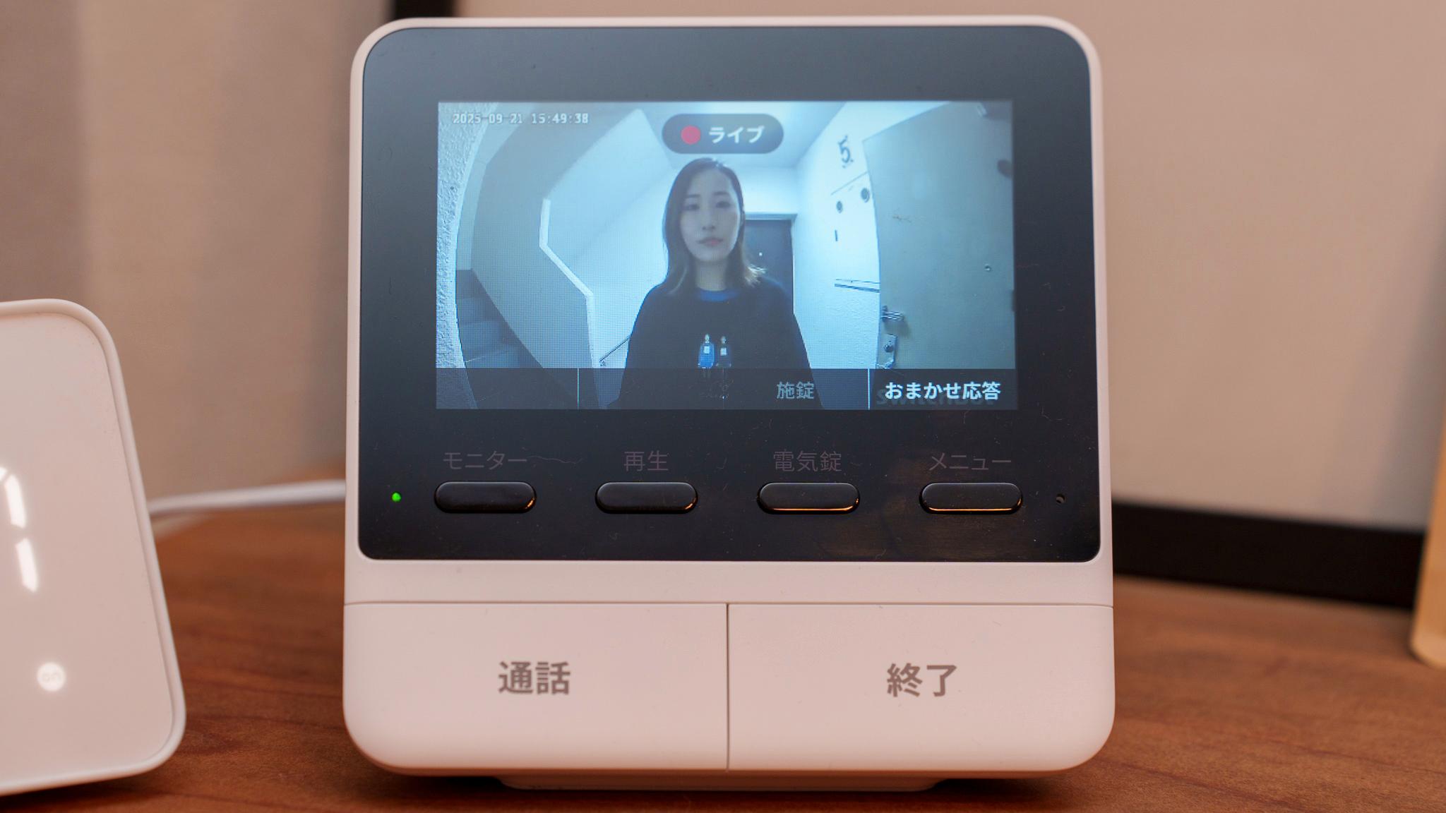カメラ付きインターホン　【外出からでも通話可能】 カメラ付きインターホンを「貼るだけ設置」。夜でも映像クッキリ