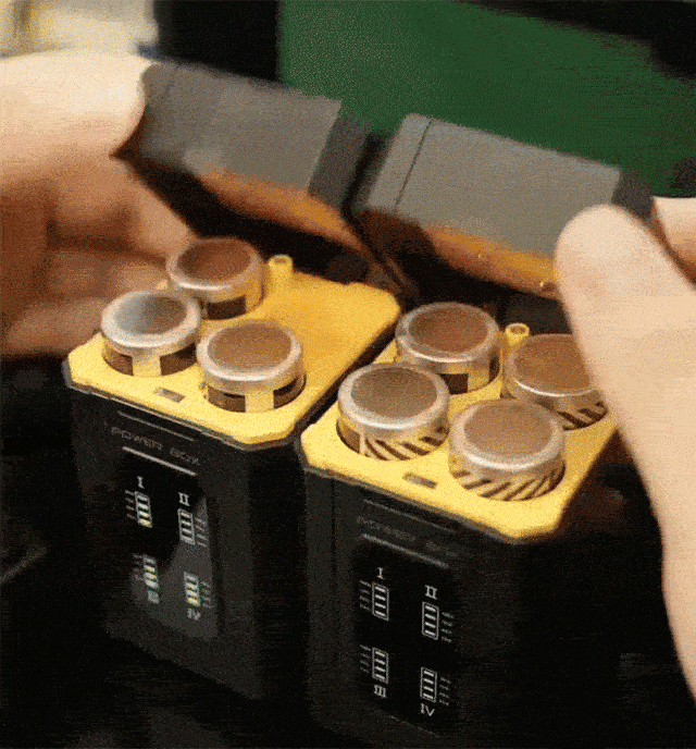 ワンタッチ交換×急速充電。充電ステーション一体型チャージャーの