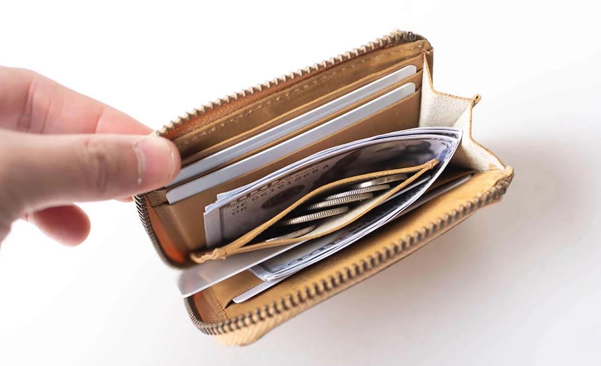 長財布みたいなミニ革財布。お札は折り目を付けずに収納可能、鍵