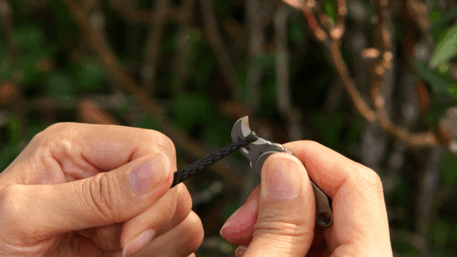 これぞEDCツールの決定版。スパッと切れる「カーブした刃」の快感を