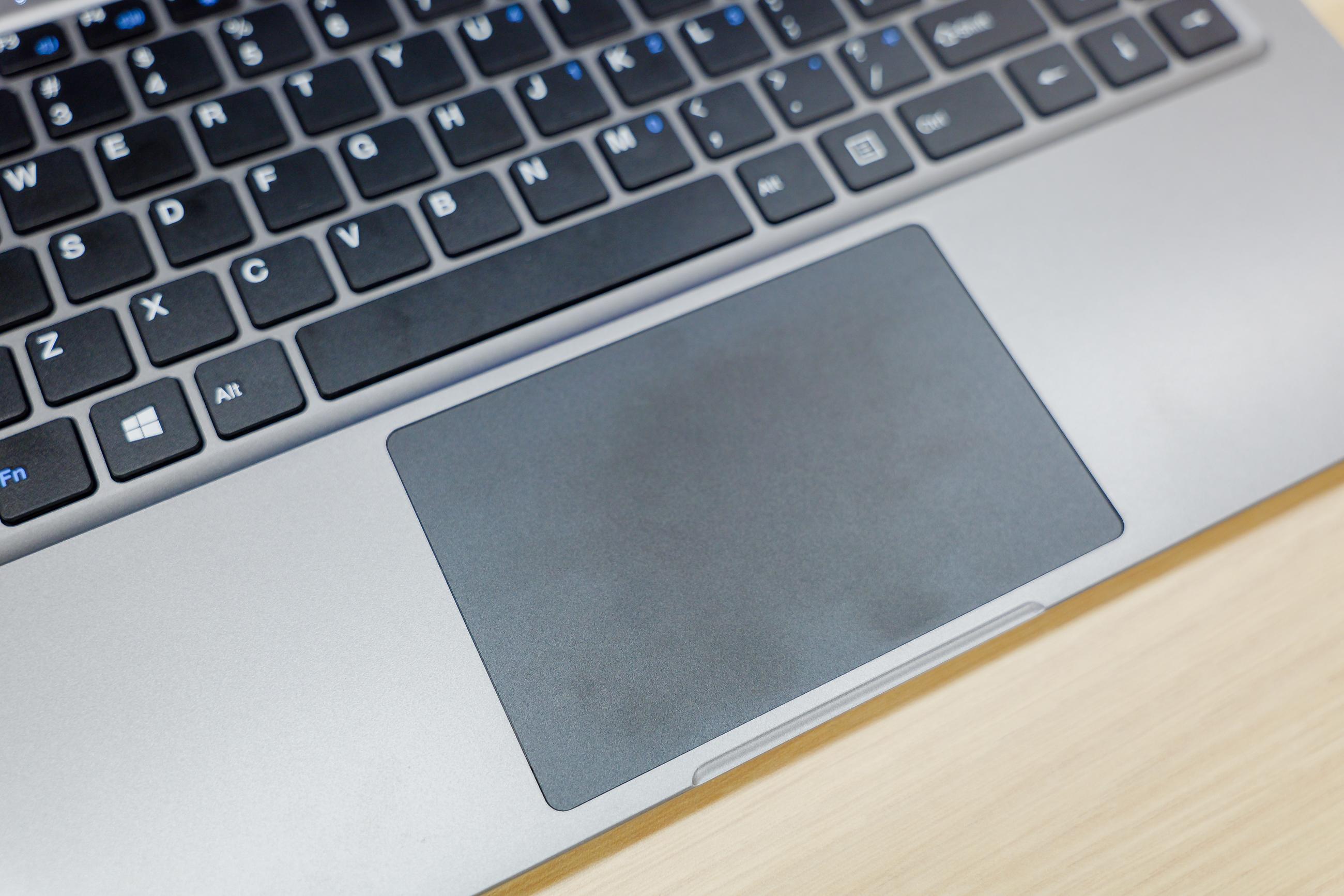 カフェでMac Mini作業も夢じゃない。キーボード内蔵モバイルモニターは