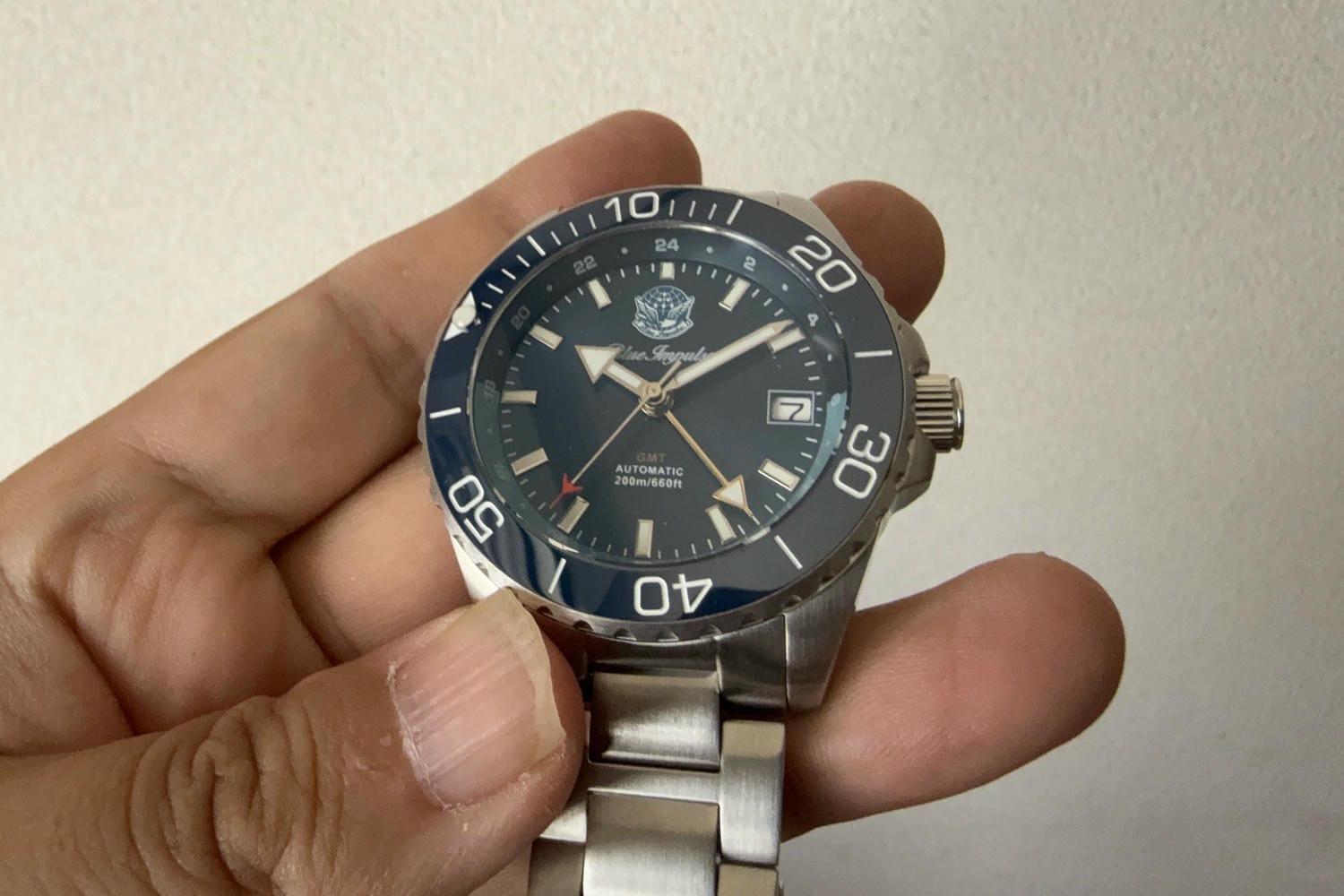 わかる人にはわかる。ブルーインパルスを忍ばせた大人のGMTウォッチ