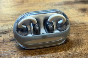 JBL初のイヤーカフ型イヤホン「Soundgear Clips」の実力をチェック。外し忘れるくらい快適な装着感