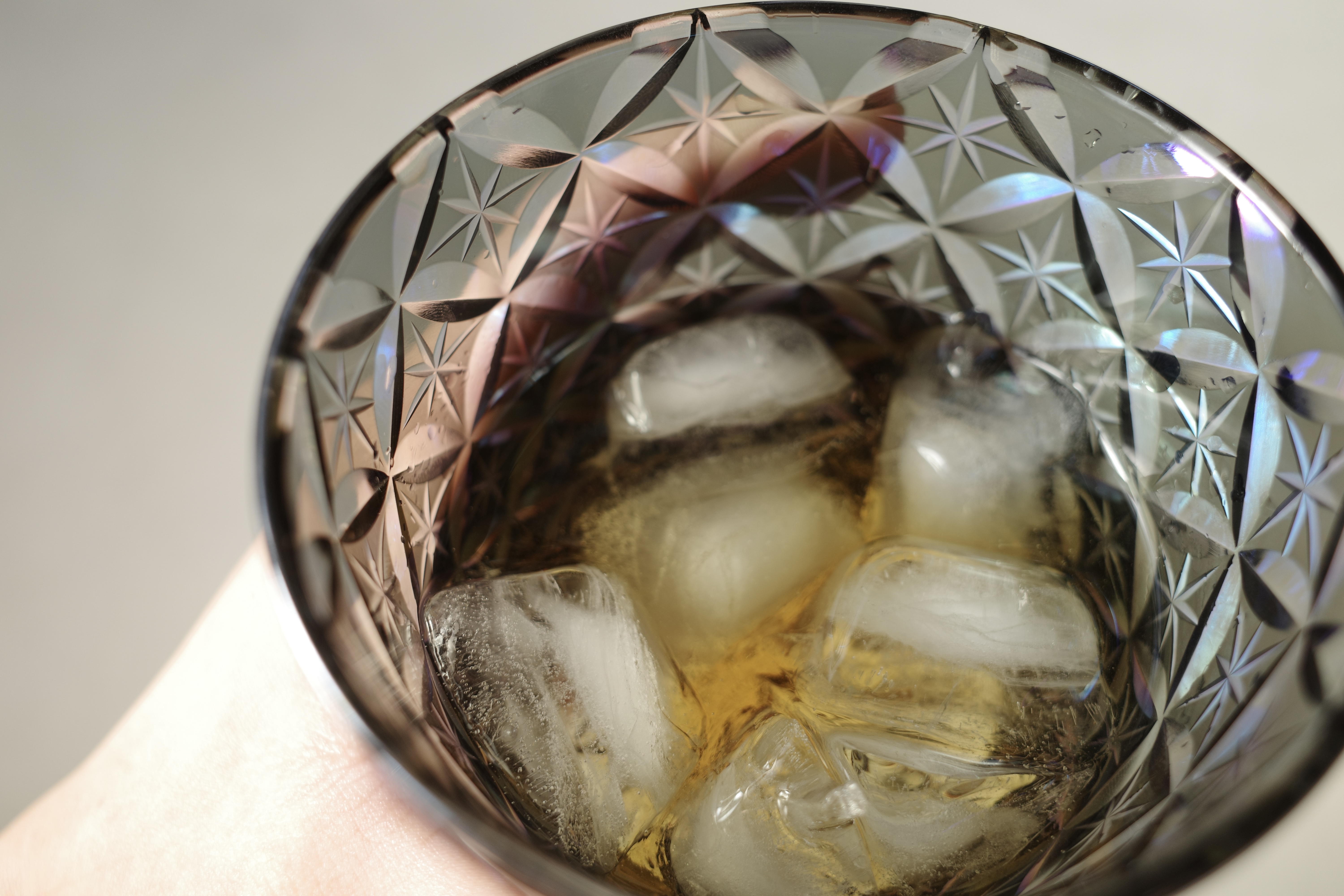 このグラス、宇宙技術でコーティングしたら、オーロラみたいに輝きだ