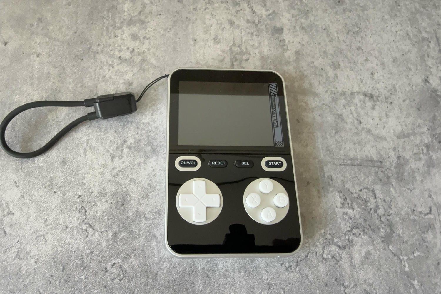 これ、ゲーム機じゃないんです。iPhoneを20Wで急速充電できる、遊べる