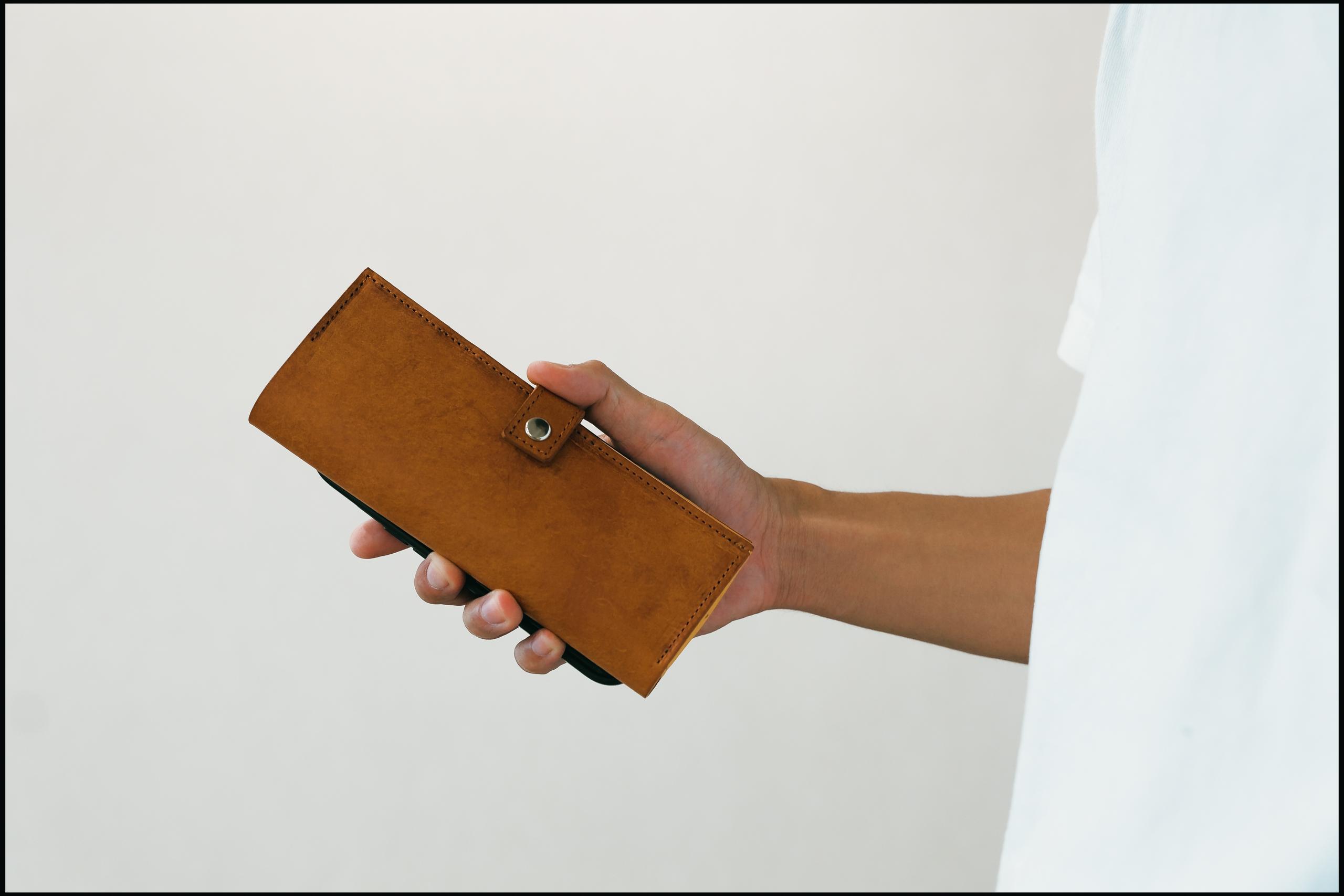 スマホと一緒に握れる小型長財布、便利かも。親指フリックでアクセスできる「LEAFLIC LONG」 | ライフハッカー・ジャパン