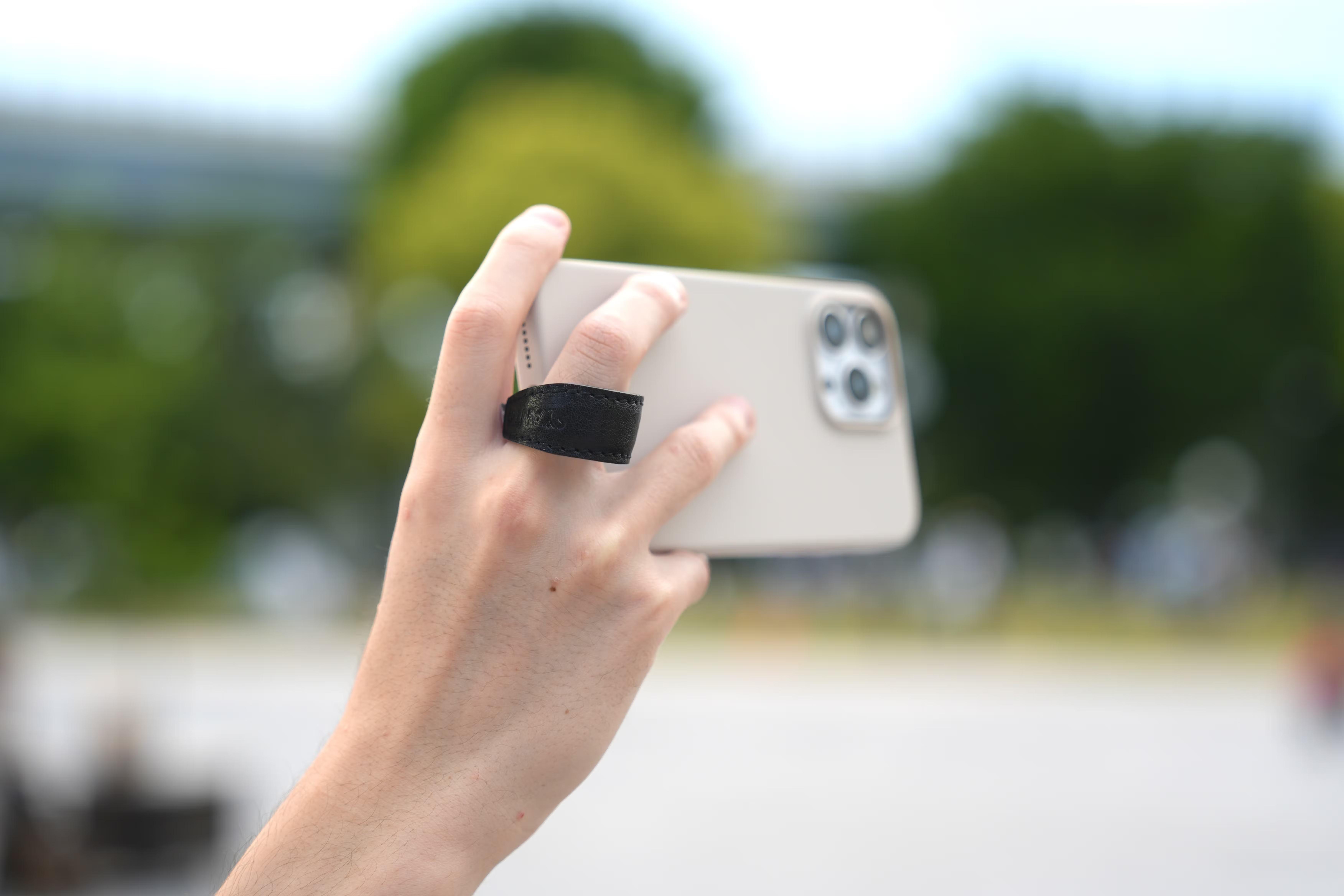 背面フリーのスマホリング。スマホを「吊るす」だけで操作も姿勢も