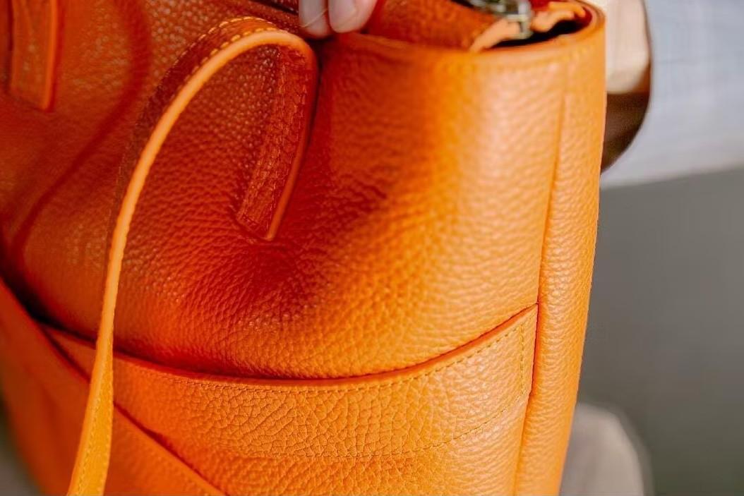 ジャケットも掛けられる。ミニマルなデザインに機能美が宿る日本製