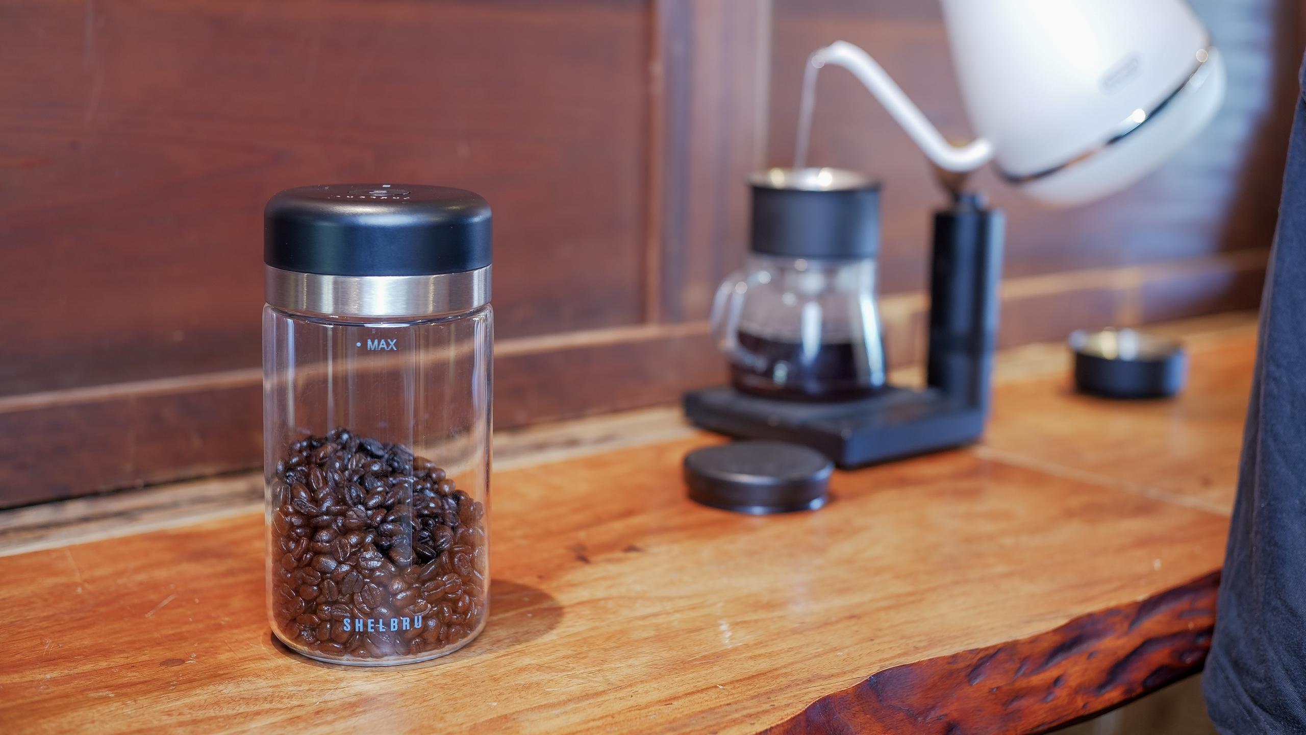 ボタン1つでコーヒー豆の鮮度が長持ち。コーヒーライフを楽しむのに