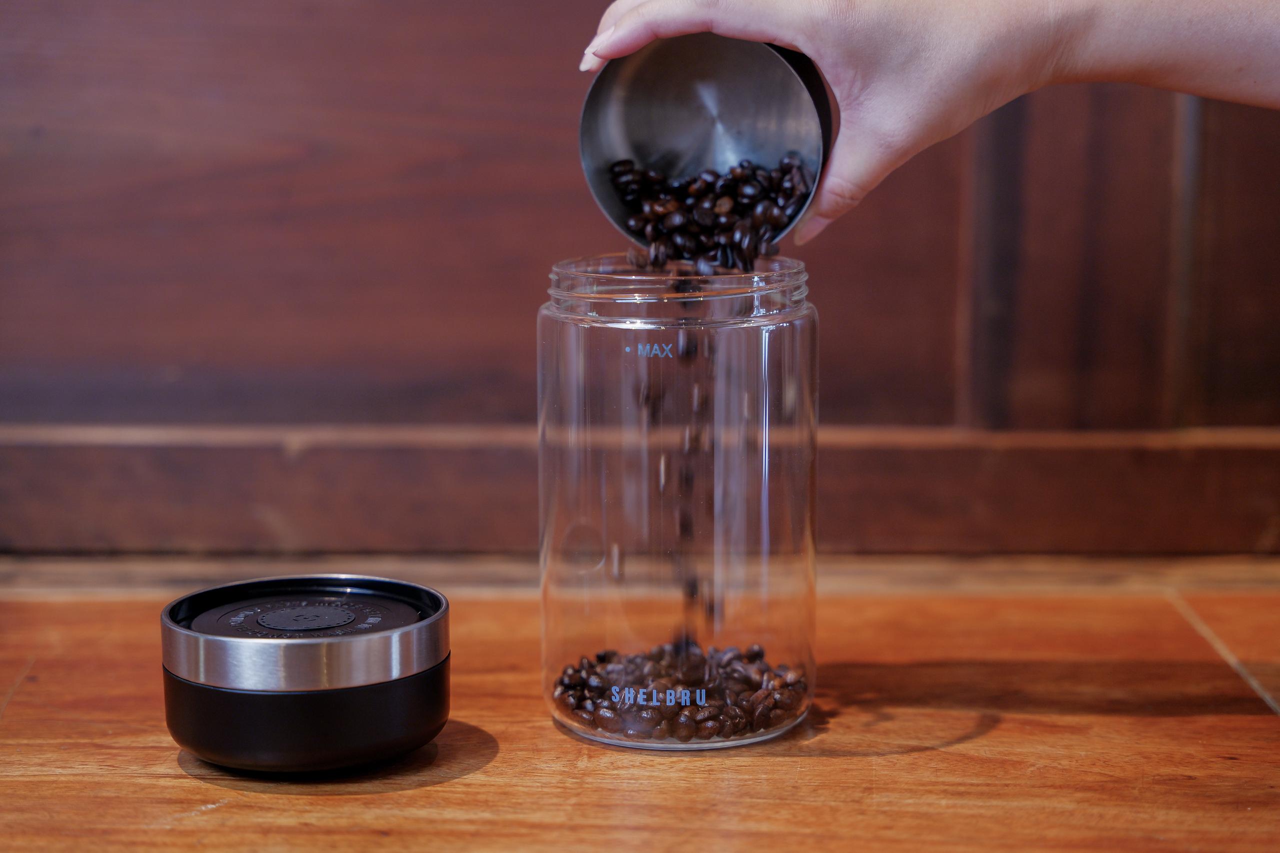 ボタン1つでコーヒー豆の鮮度が長持ち。コーヒーライフを楽しむのに