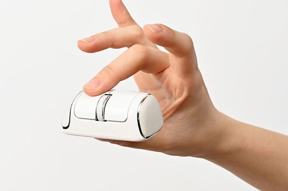 重さわずか43g。カフェも新幹線も書斎になる指先コントロールミニ