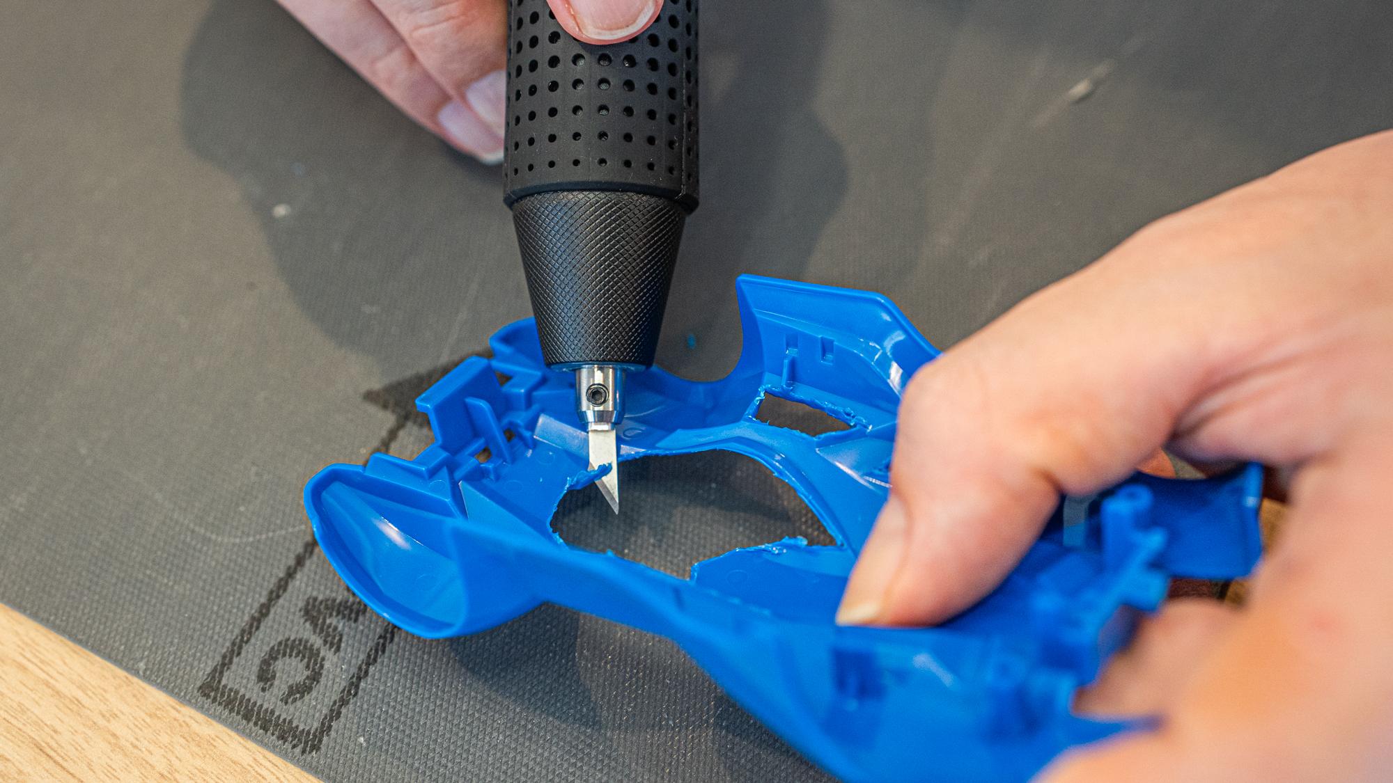 超音波カッターほぼ新品プラモデルや、から割その他プラスチックなと切断 プラスチックも床材もスーッと切れる。コードレス超音波カッターでDIY