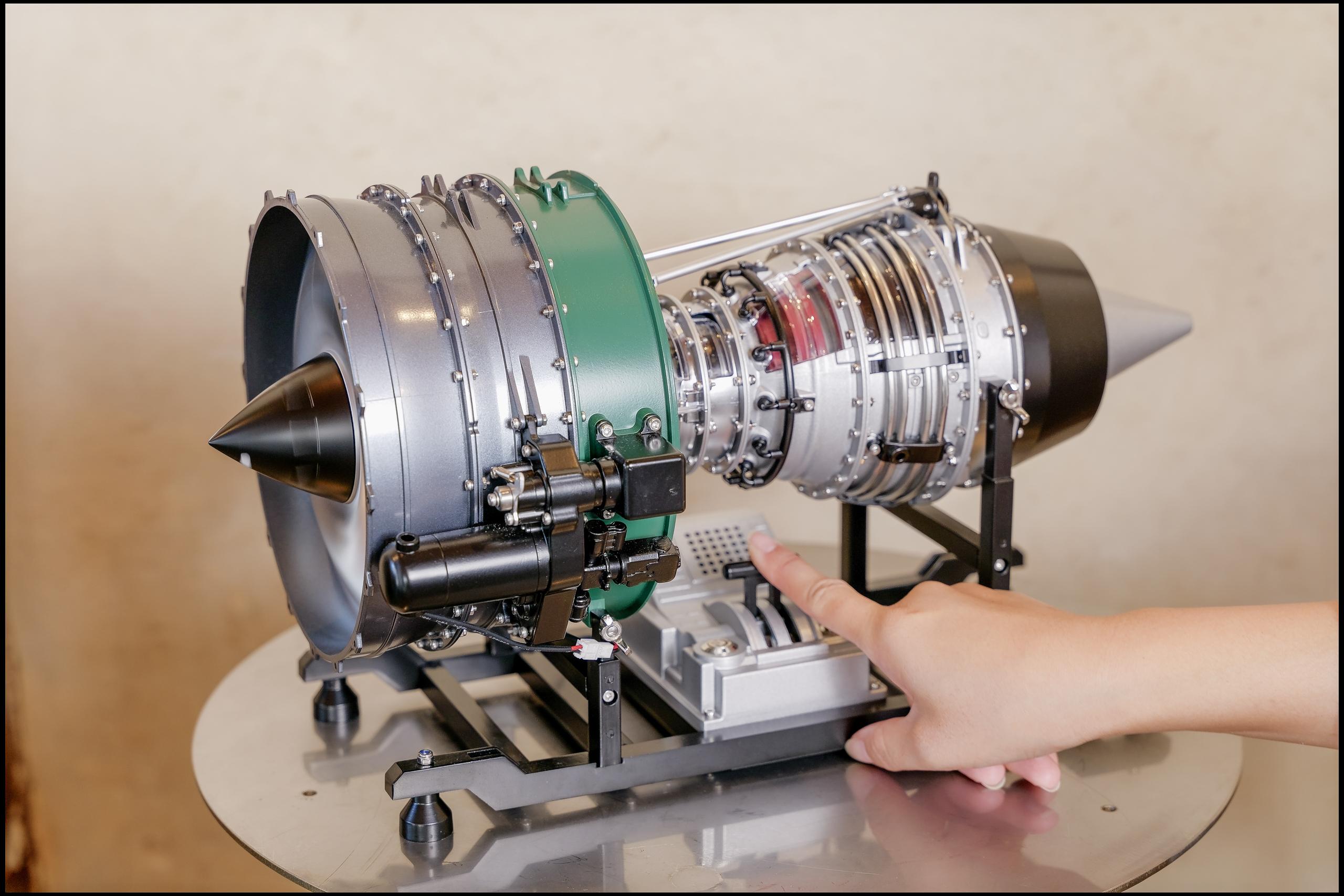 技術のカタマリはアートだった。迫力抜群、動く本格ジェットエンジン