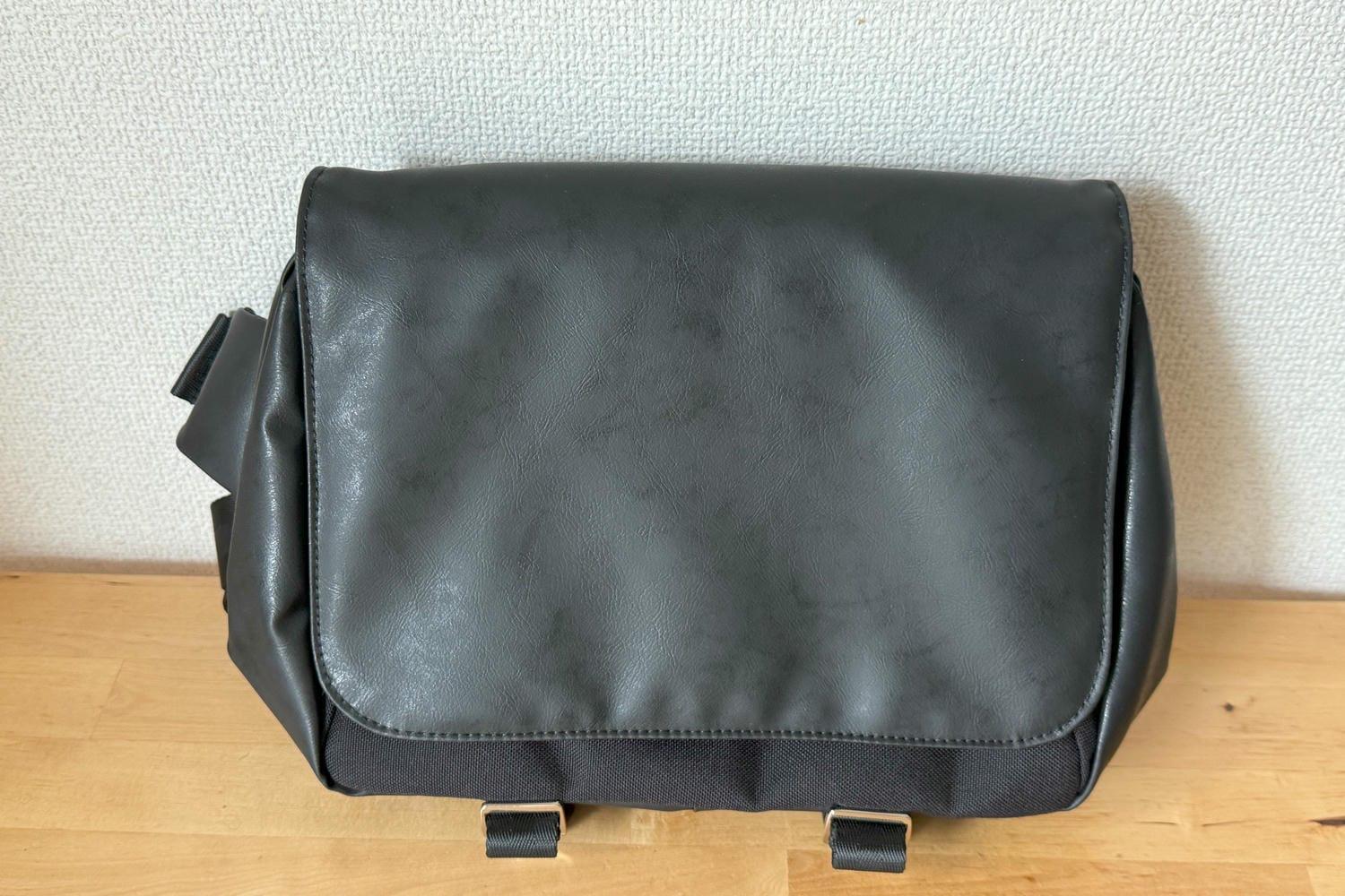 このスリングバッグならオンオフ毎日使えそう。本革みたいな高級感の