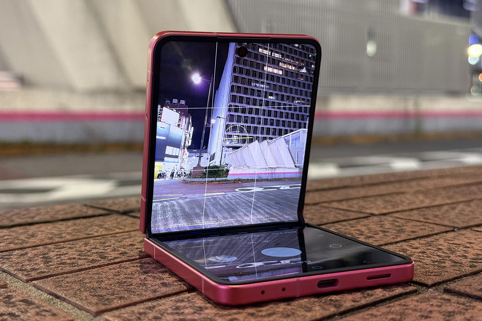 折りたたみ式スマートフォン トリプルカメラ 01_l.jpg