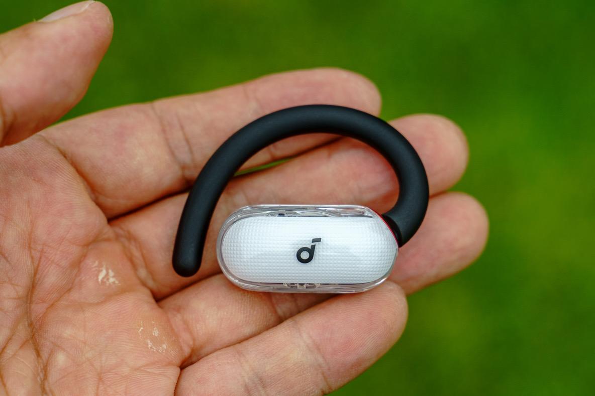 Ankerの新作イヤホン「Soundcore V40i」。オープンイヤー型の