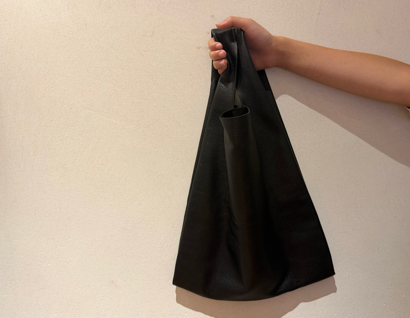 結局こういうデザインが一番使いやすい。本革なのに重さ300g、性別不問