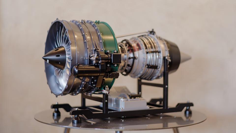 1000パーツ超えの金属模型、組み立て10時間。これ、モーターで動く