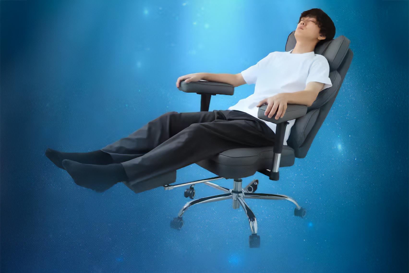 ソファ級の座り心地、でも姿勢は崩れない。シンプル豪華なゲーミング