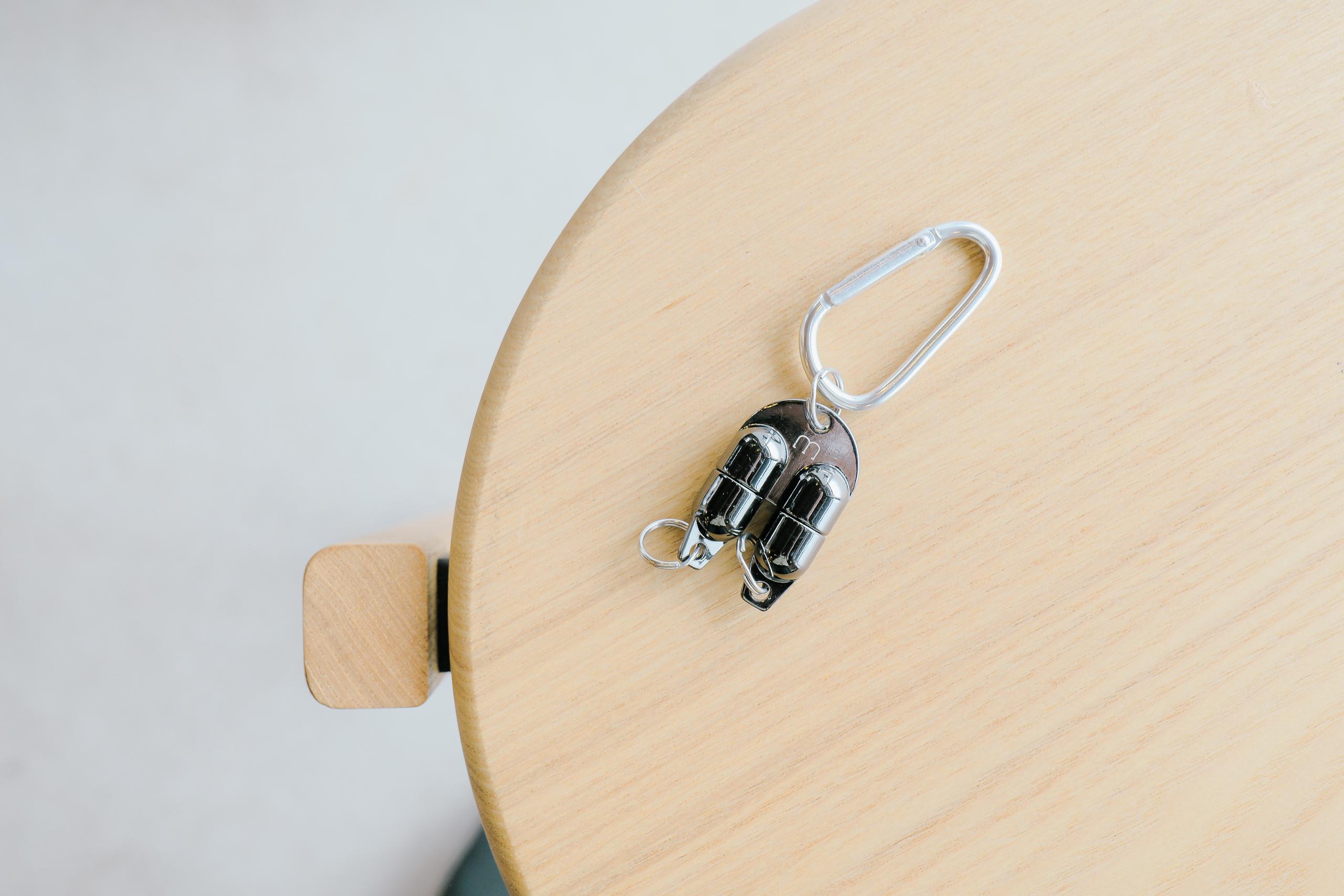 鍵もイヤホンも1秒合体。強力磁石キーホルダーでお出かけも帰宅も