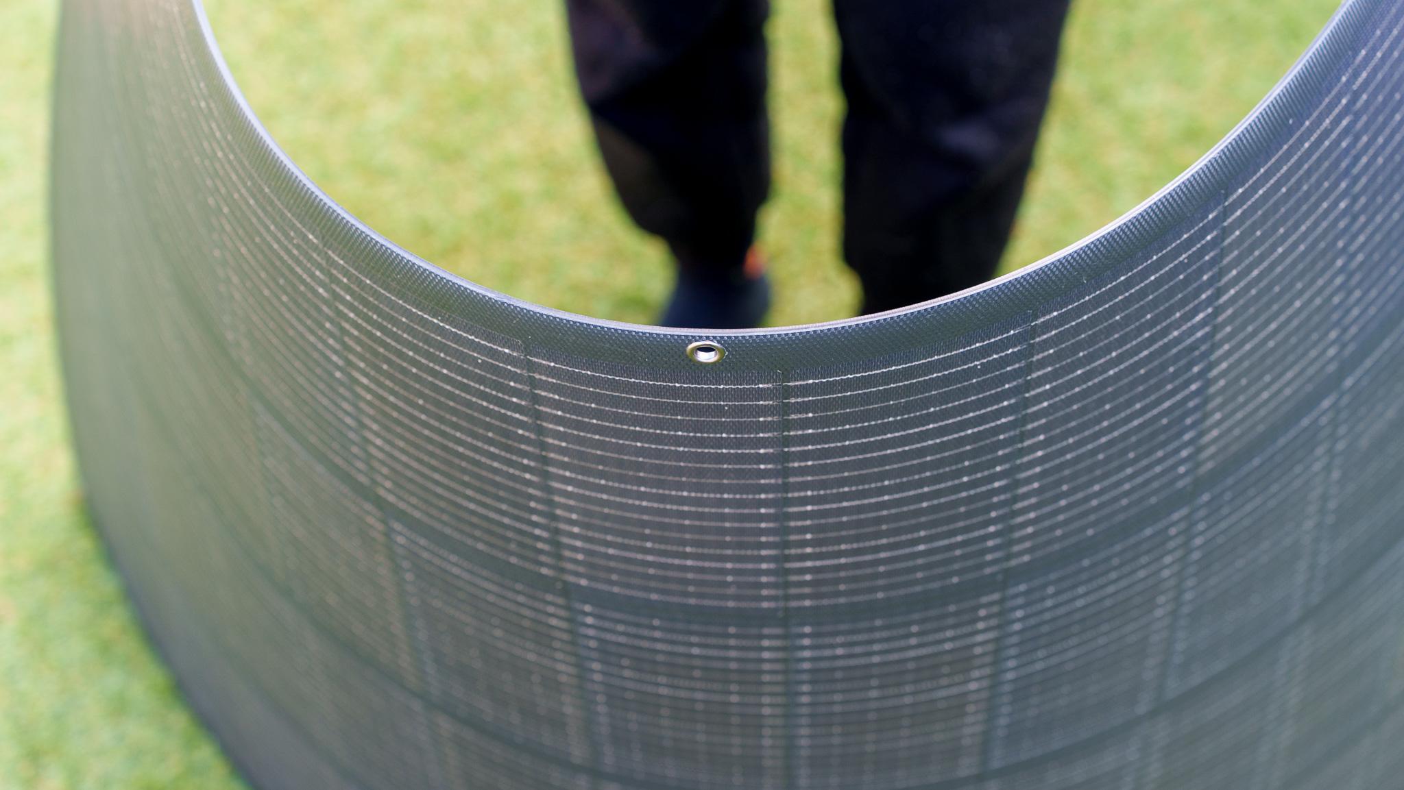 ひょいっと持てる200Wソーラーパネルで、「電気がない不安」から解放