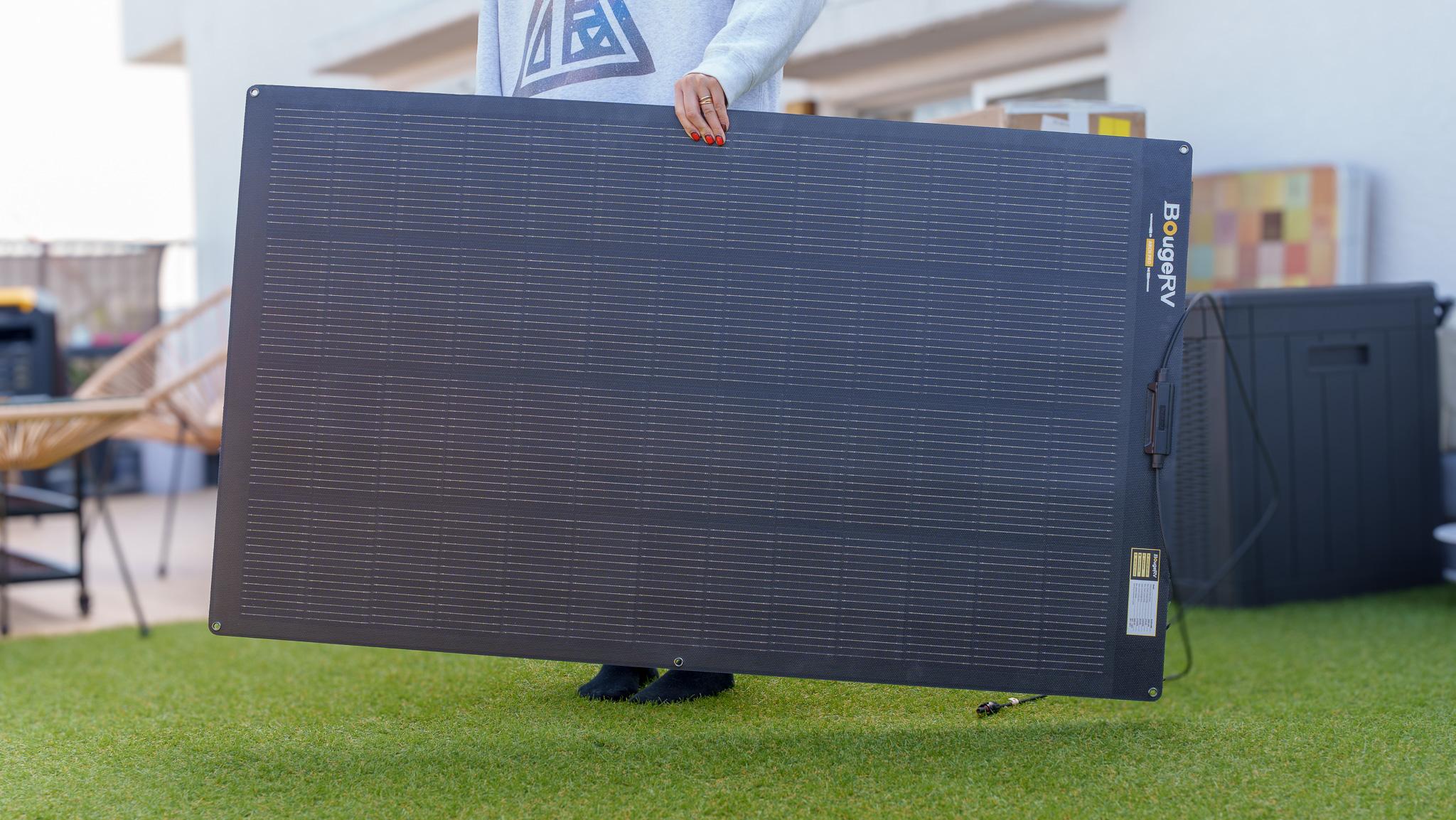 ひょいっと持てる200Wソーラーパネルで、「電気がない不安」から