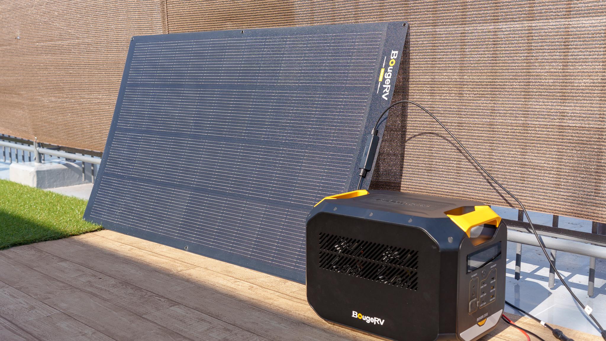 ひょいっと持てる200Wソーラーパネルで、「電気がない不安」から