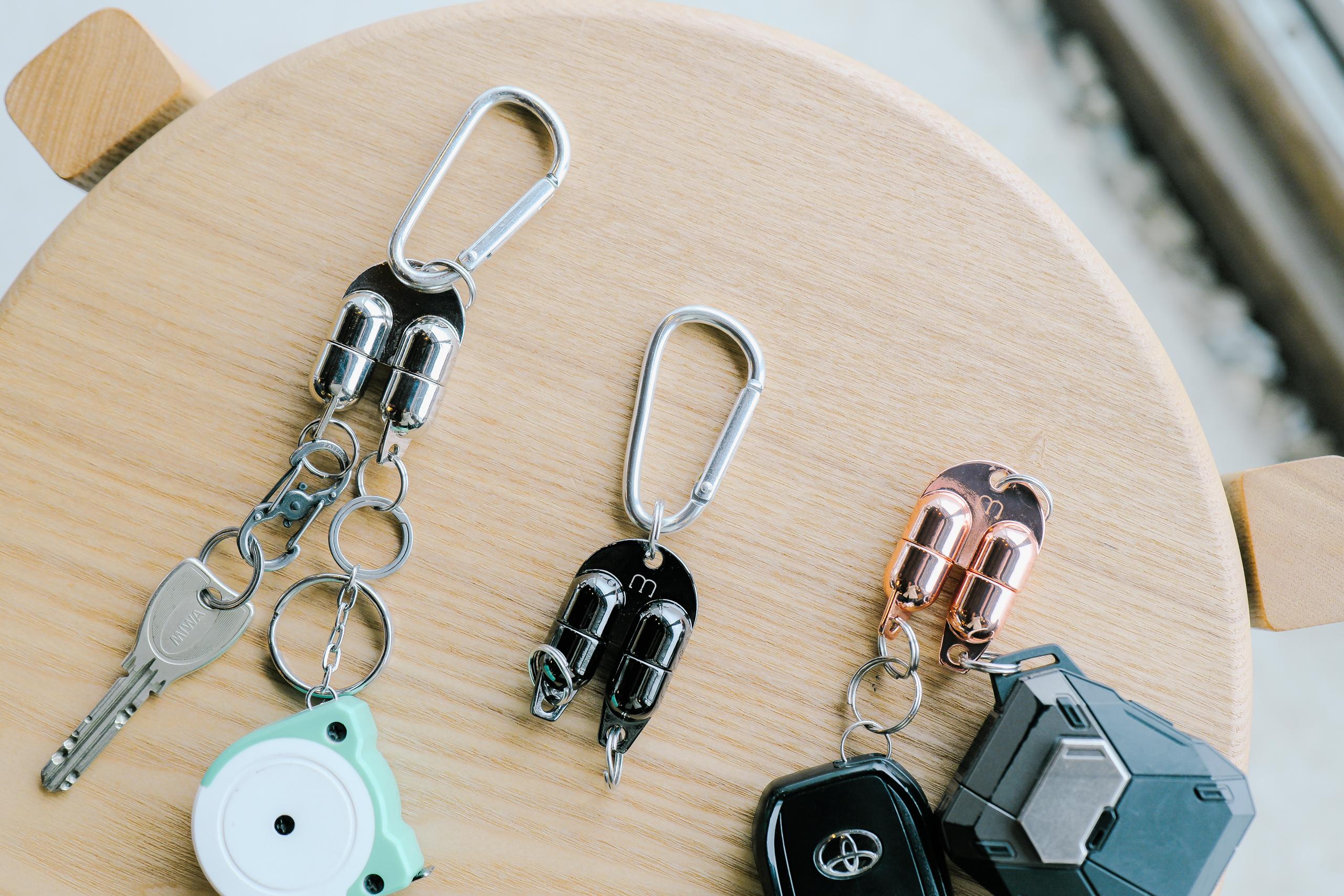 鍵もイヤホンも1秒合体。強力磁石キーホルダーでお出かけも帰宅も