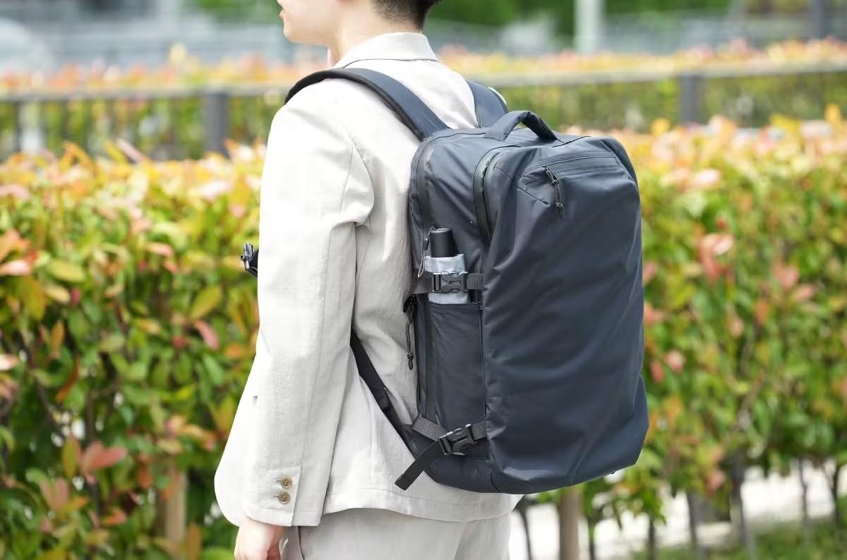 東レの先進素材から誕生。背中の暑さ寒さもサポートできる全天候型