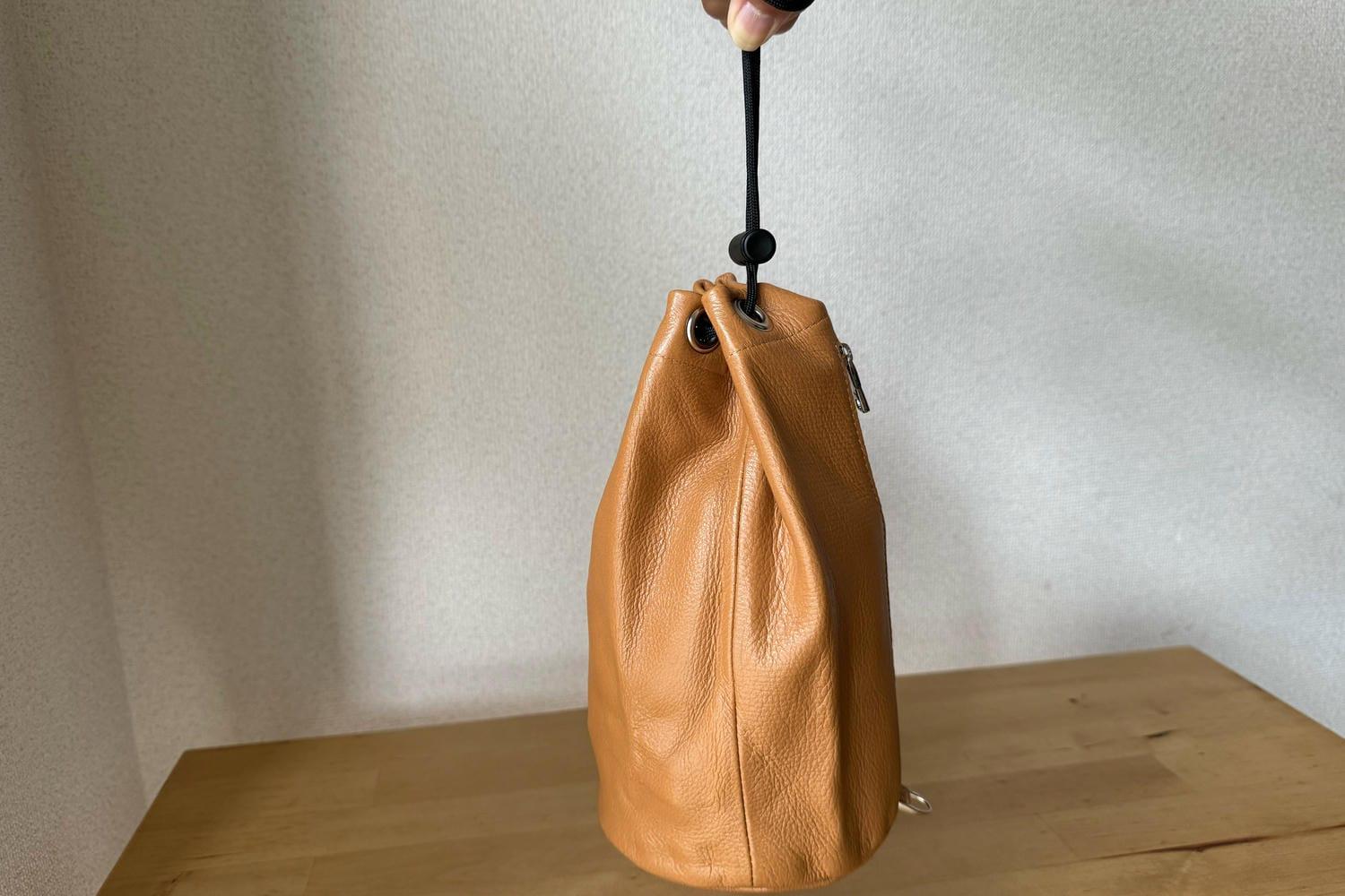 ミニマル派の本命バッグ。撥水本革仕様で、収納力と自立する底