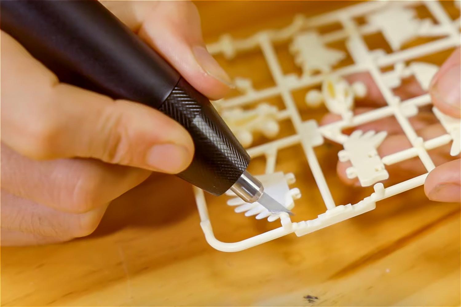 力任せのカットは卒業。固い素材はコードレス超音波カッターでスルスル