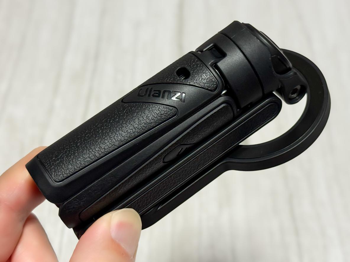 旅行・アウトドアに大活躍。スマホより軽い「4in1グリップ」で、自撮り