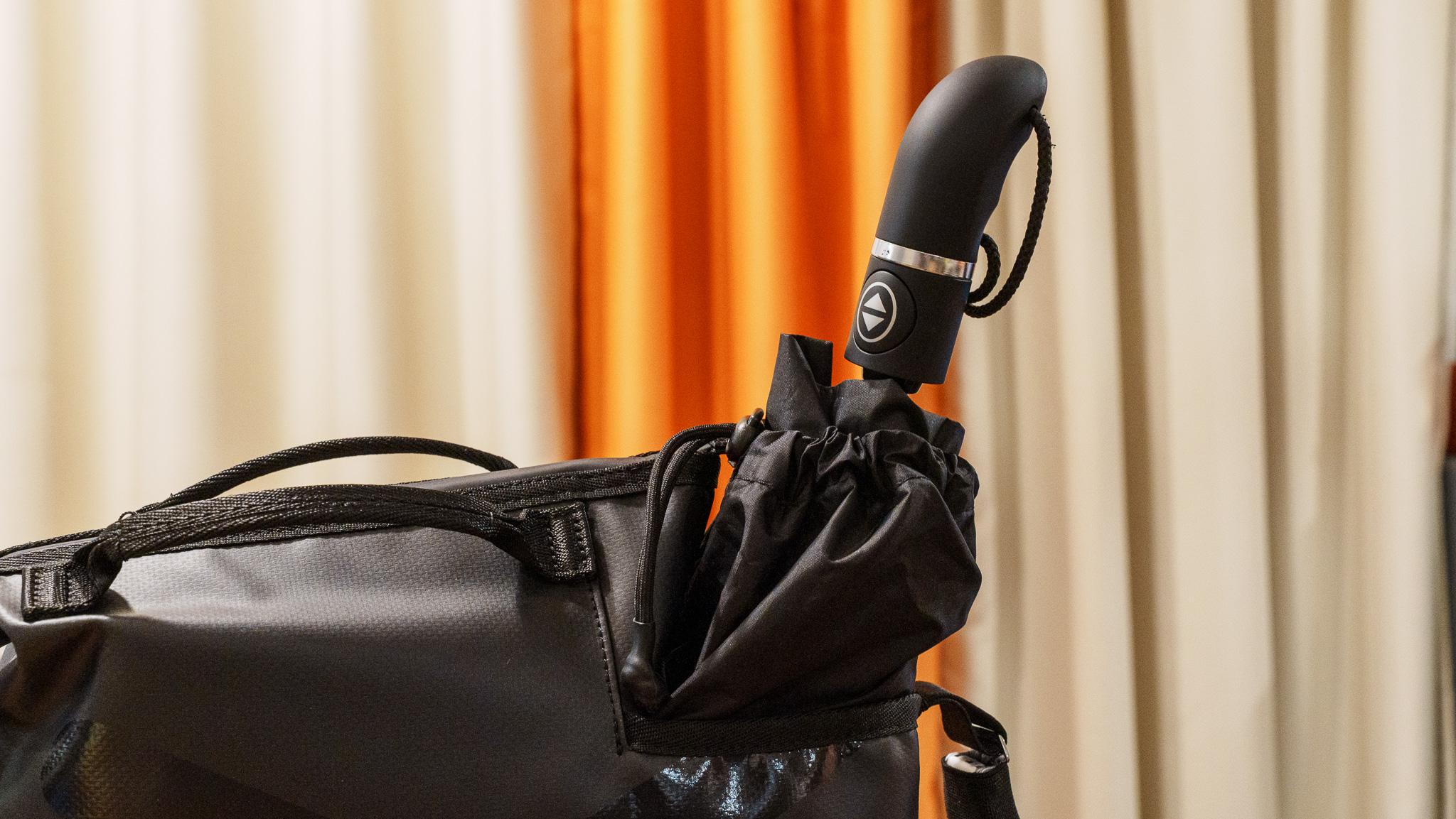 手がふさがる問題”から自由に。1秒ポケット付きショルダー