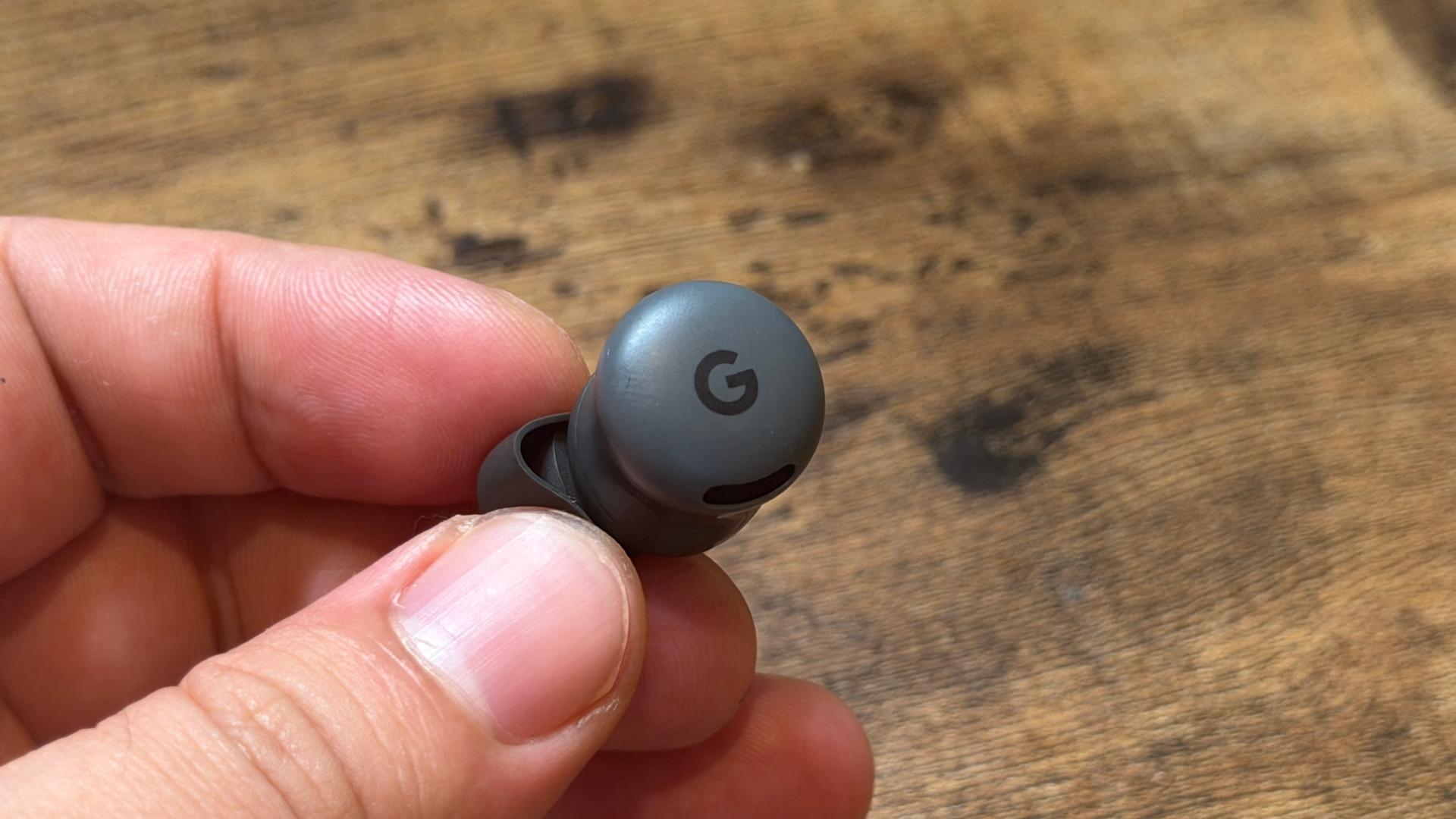 グーグルの最新ワイヤレスイヤホン「Pixel Buds 2a」レビュー：外観や