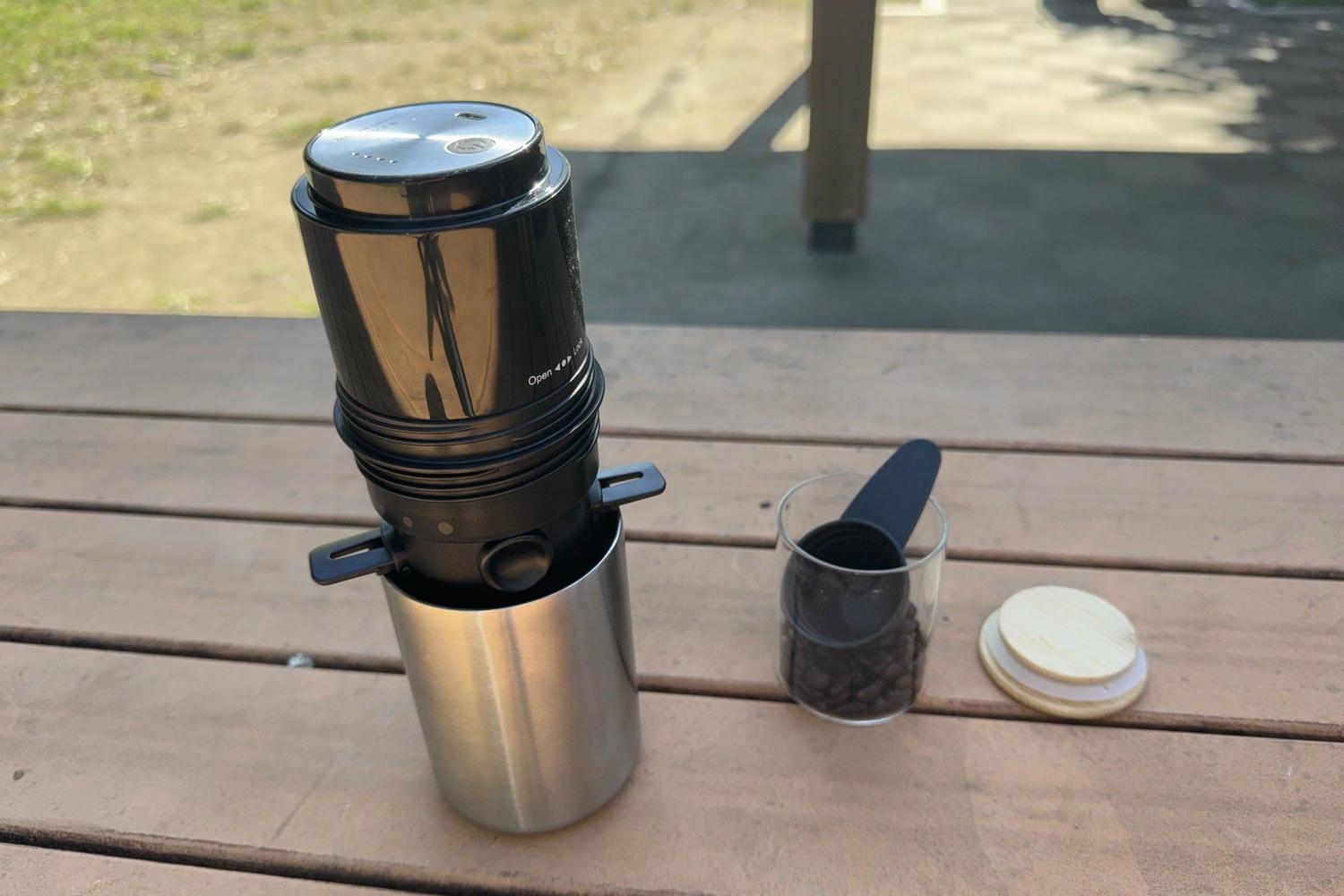 荷物が多くて諦めてた外コーヒー。ミル付きタンブラーがその悩みを解決