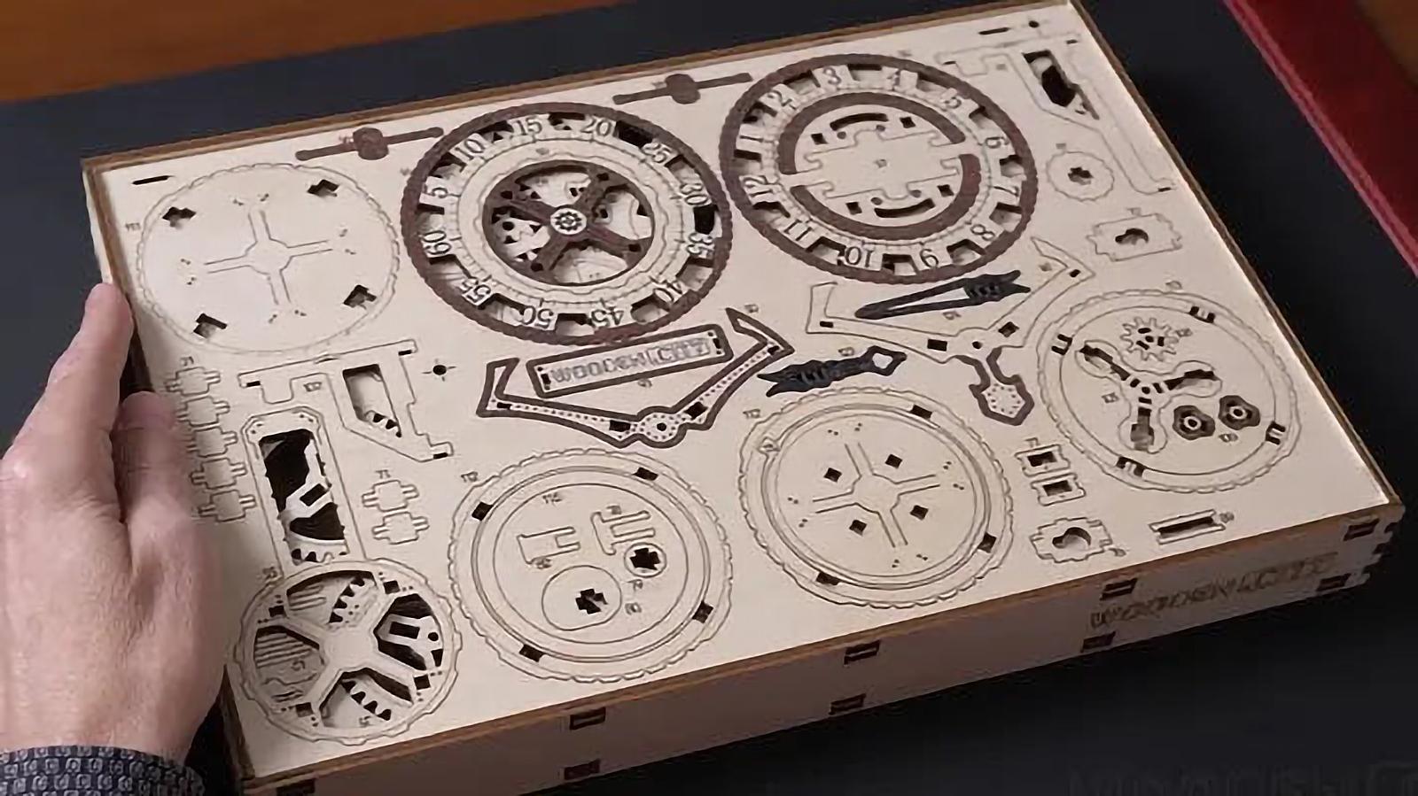 回せば動く、飾れば映える。スチームパンク風のアナログ木製壁掛け時計