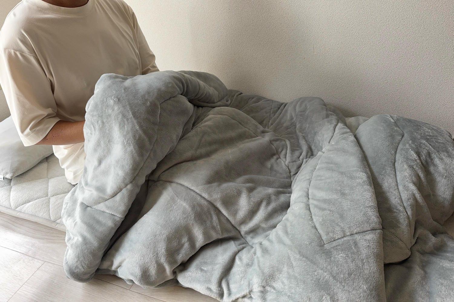 布団が重い、洗えない」冬のストレスを解消。軽くて薄いのに暖かい
