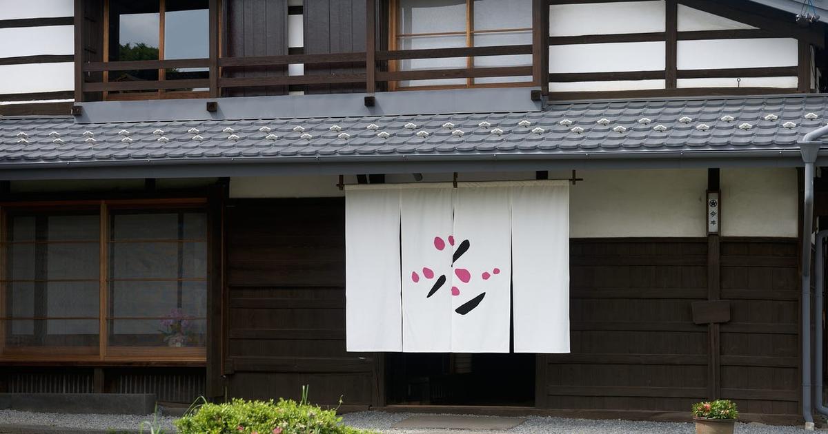 Business Insider Japanのニュース記事「築200年の「古民家」を相続した親子、エアビーで副業を始める。改装は約3年を要する大事業に」の画像