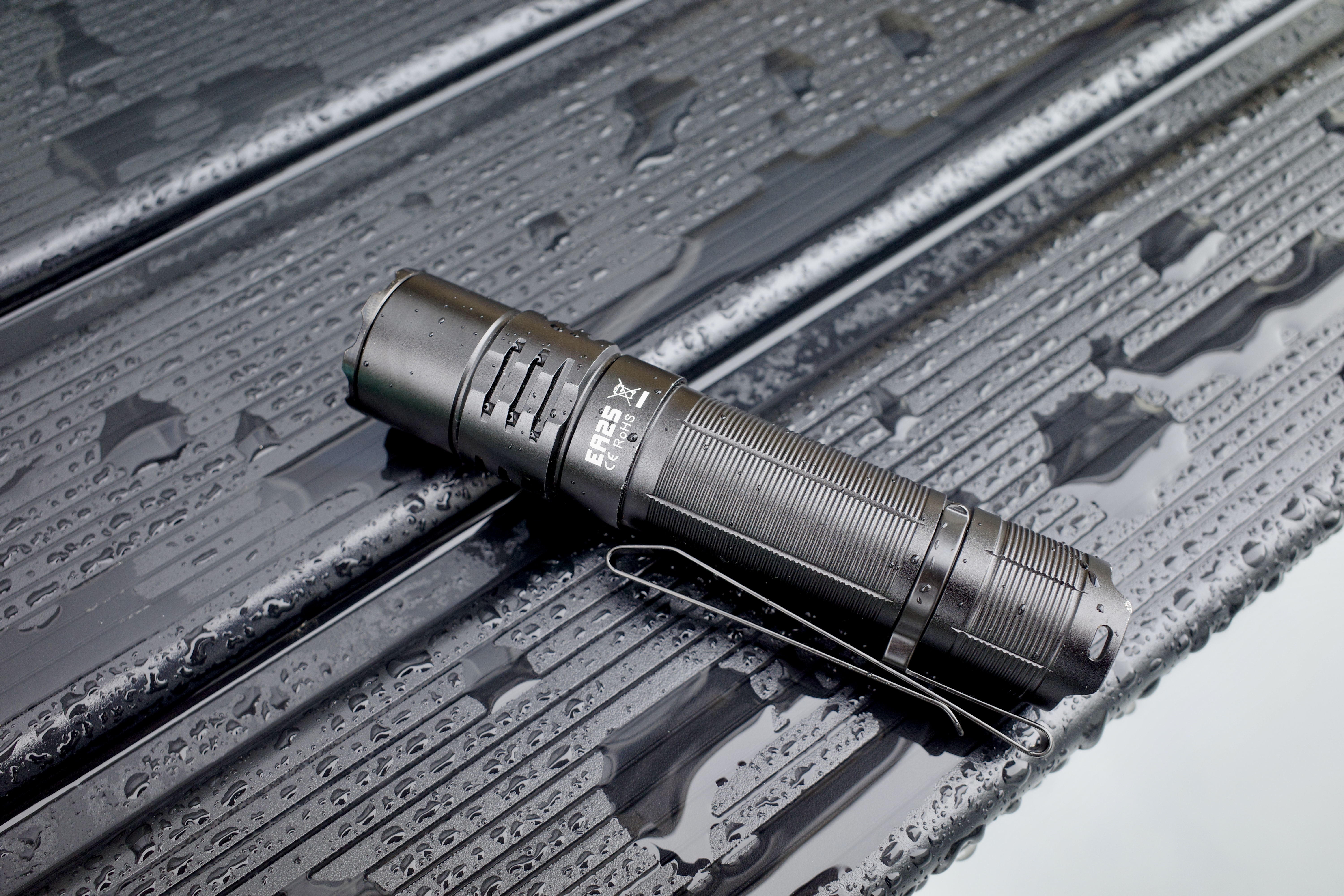 G*o様 【EA25 】超高性能コンパクト懐中電灯 3000ルーメンの圧倒的