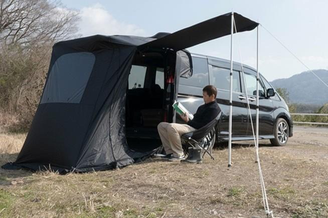 車のトランクに簡単設置できる多目的テント。着替えやシェルターとして