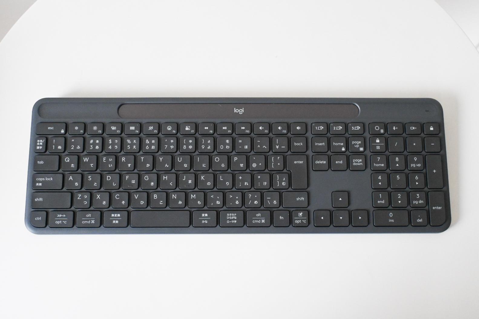 デスクライトで充電できる」Logicoolの最新キーボード凄すぎ！ケーブル