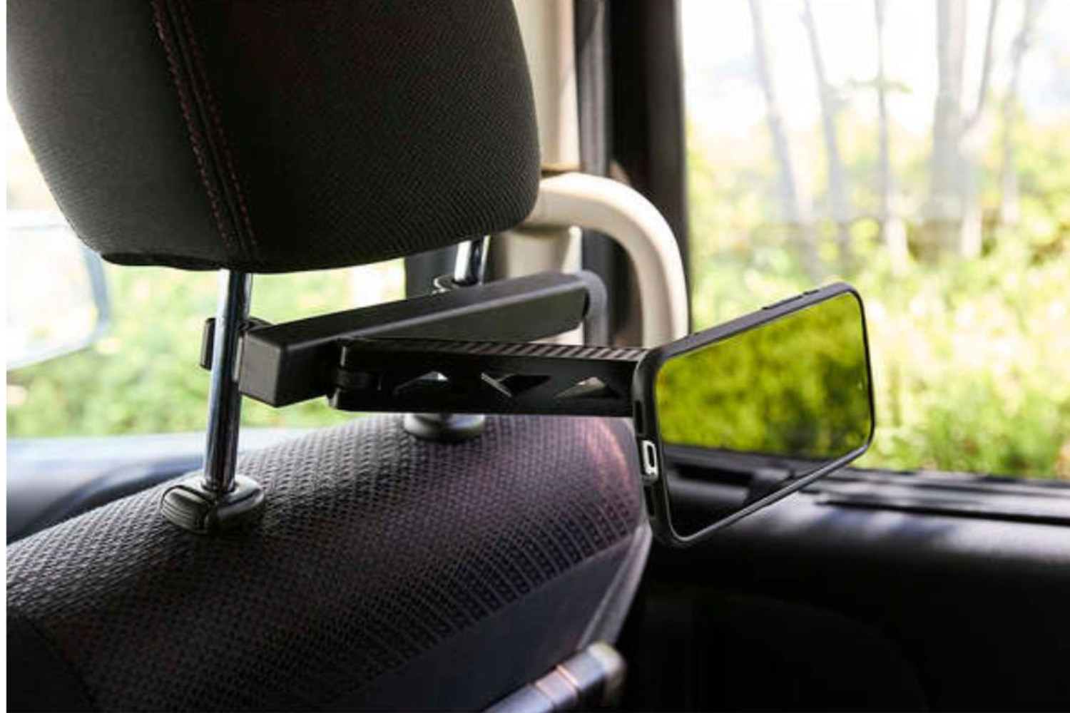 エレコムの新作車載ホルダーで、後部座席の手持ちスマホはやめられます